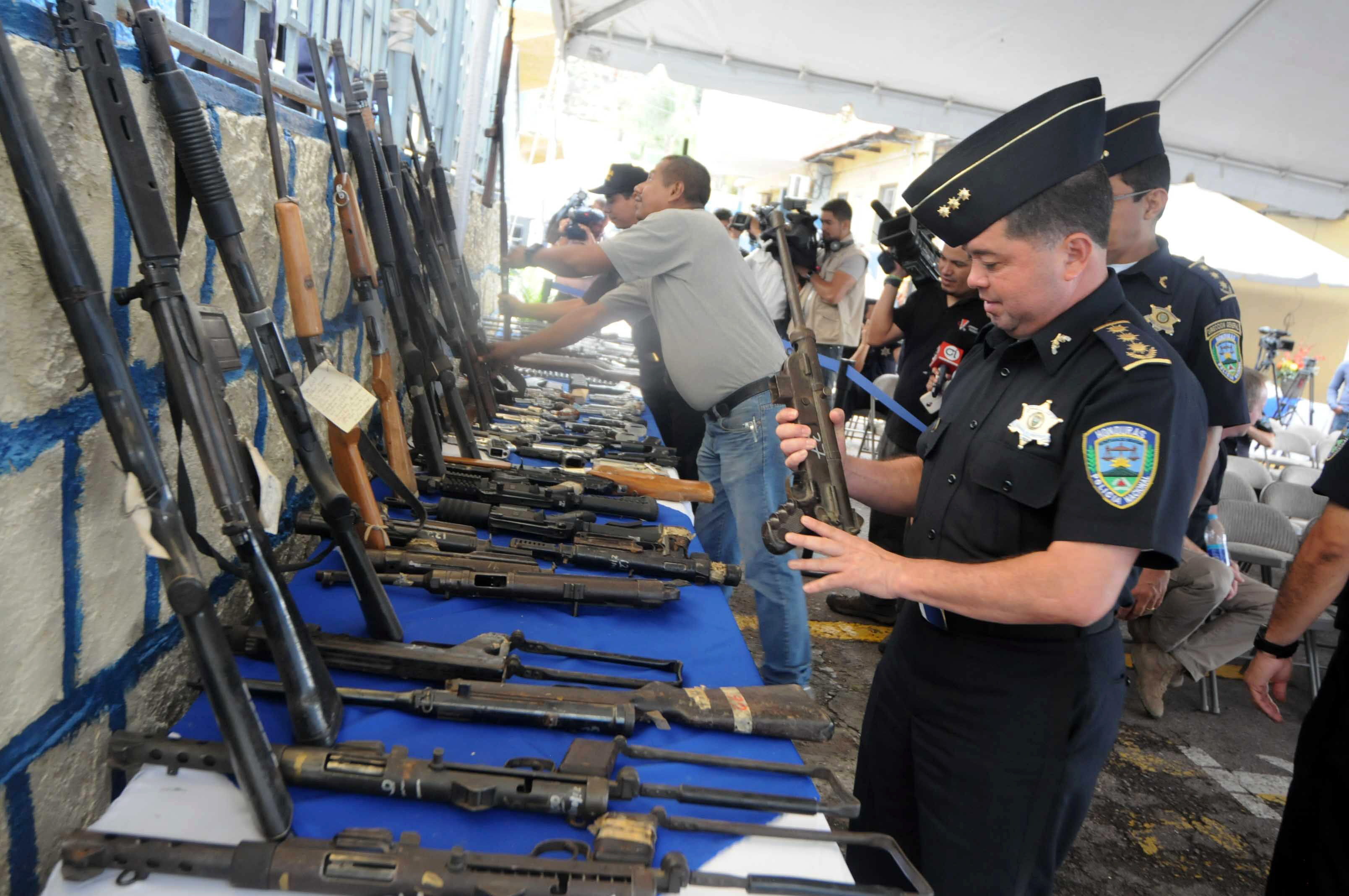 El exdirector de la Policía Nacional de Honduras, Ramón Sabillon (d), en una fotografía de archivo. Sabillón, hoy ministro de seguridad, dijo que fue sustituido en 2014 por orden del Chapo Guzmán. EFE/STR
