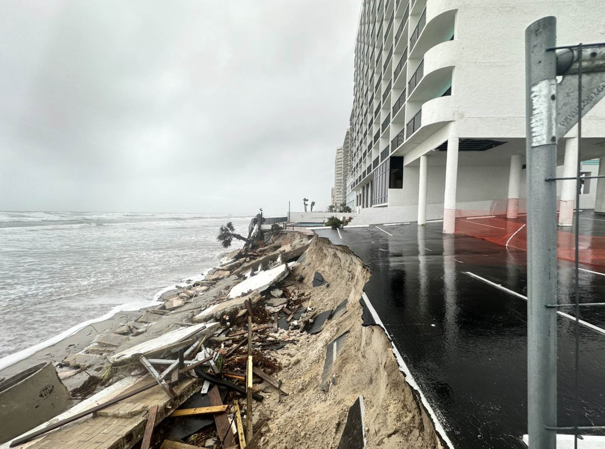 Por la erosión de las olas de la tormenta Nicole, el parking del Holiday Inn de Daytona Beach cayó al océano.