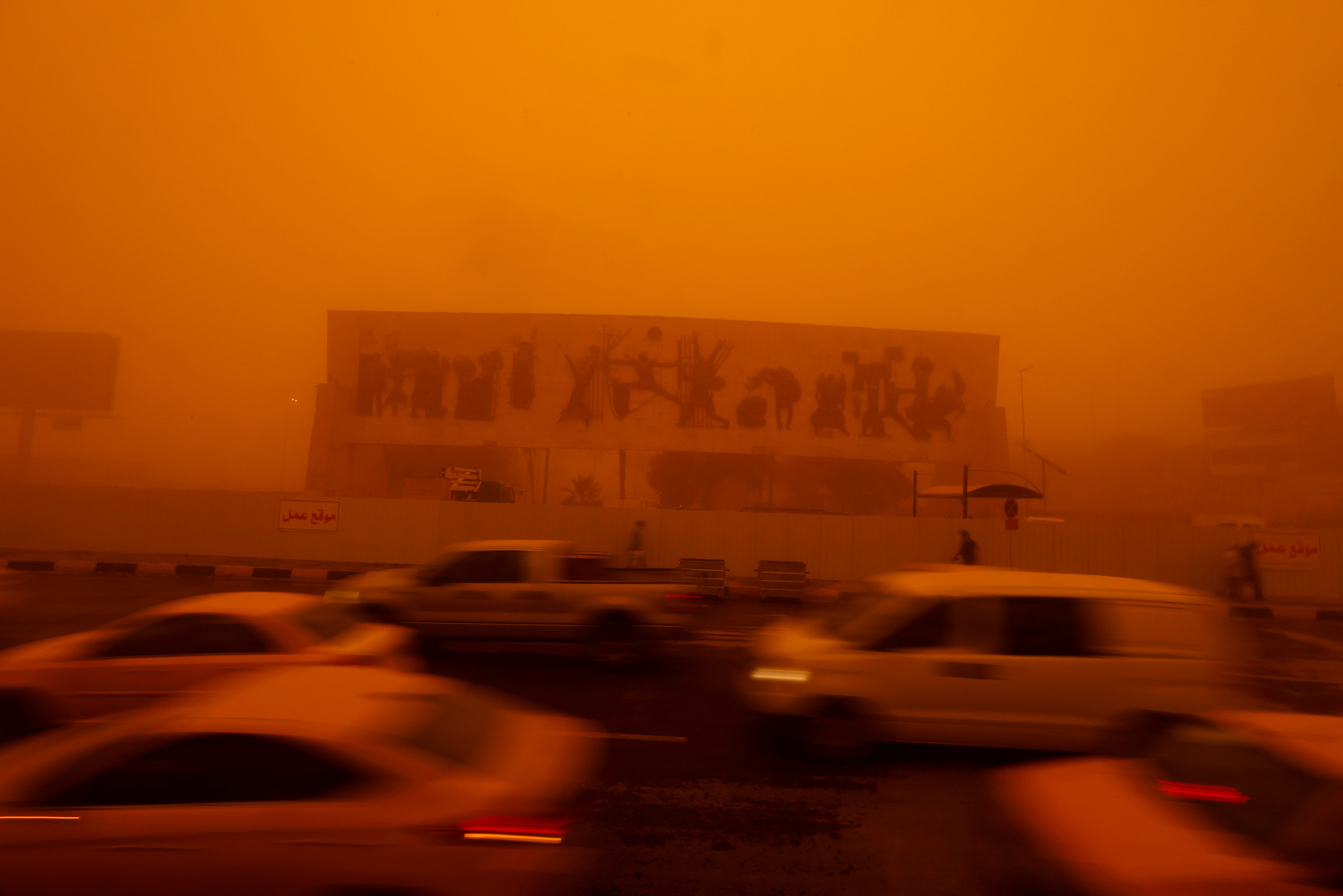 Los autos circulan en medio de una tormenta de arena en la plaza Tahrir en Bagdad, Irak, el 16 de mayo de 2022. REUTERS/Ahmed Saad
