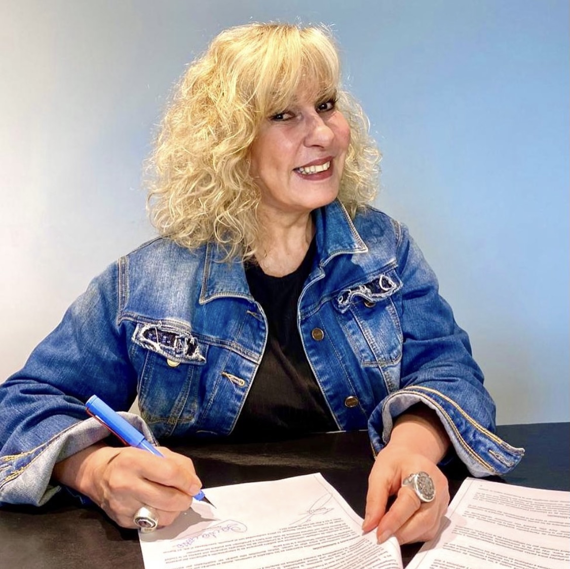 La actriz, firmando su contrato para participar del reality