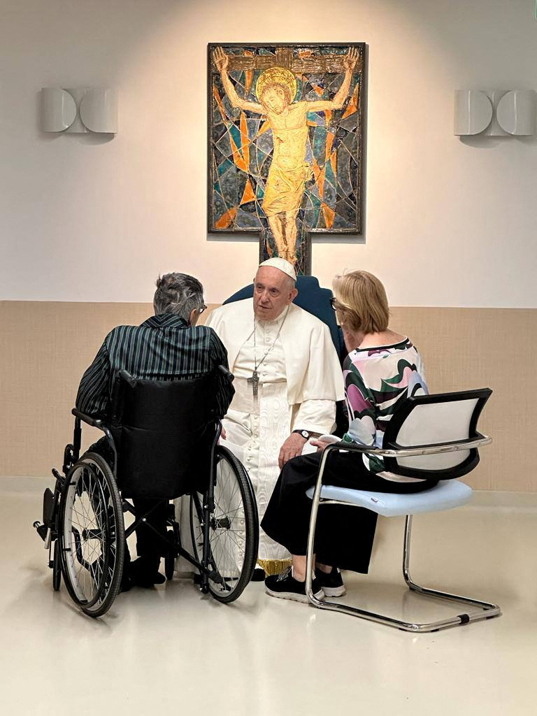 El Papa Francisco habla con una persona durante su visita al departamento de oncología pediátrica del hospital Gemelli, en Roma, el 15 de junio de 2023. Vatican Media/?Handout via REUTERS
