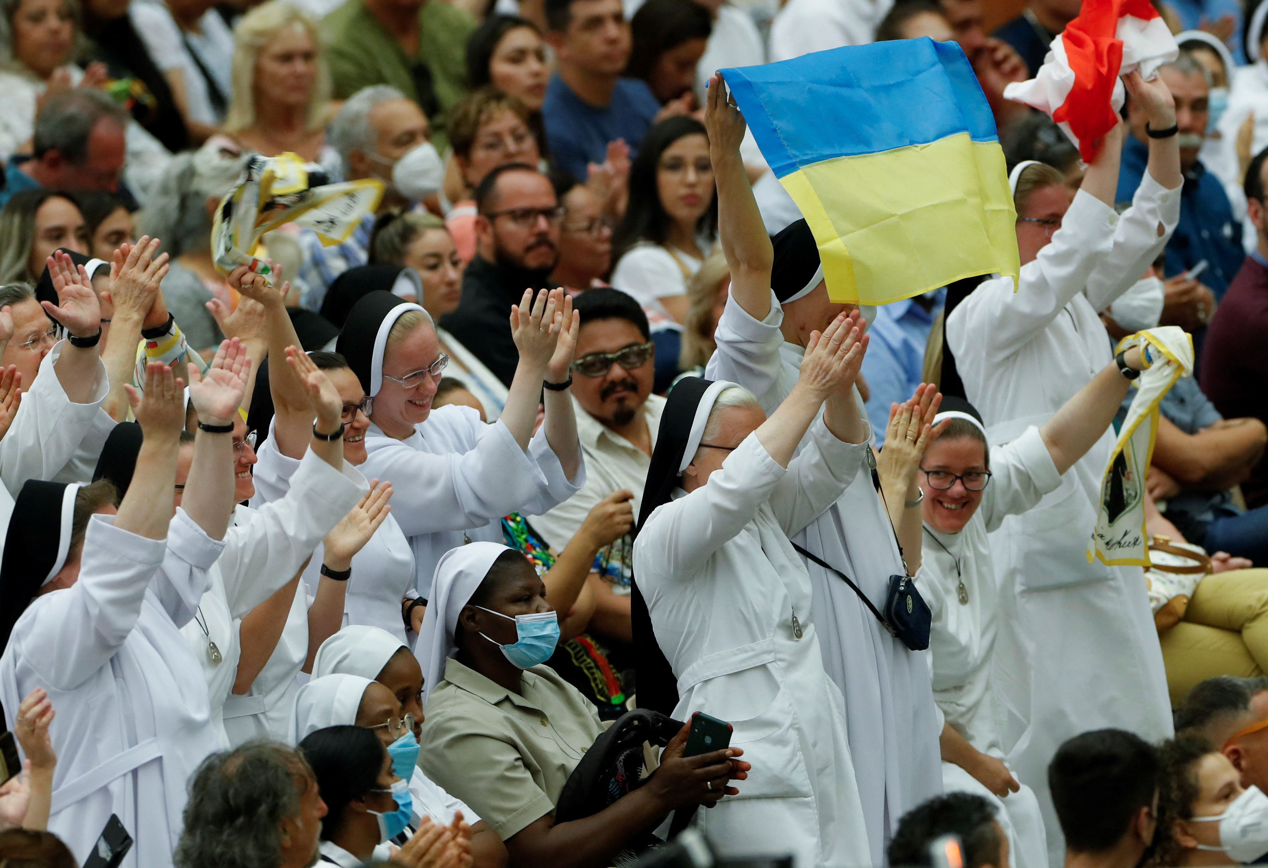 Miembros del clero sostienen una bandera ucraniana mientras el Papa Francisco celebra la audiencia general semanal en el Vaticano, el 3 de agosto de 2022. REUTERS/Remo Casilli
