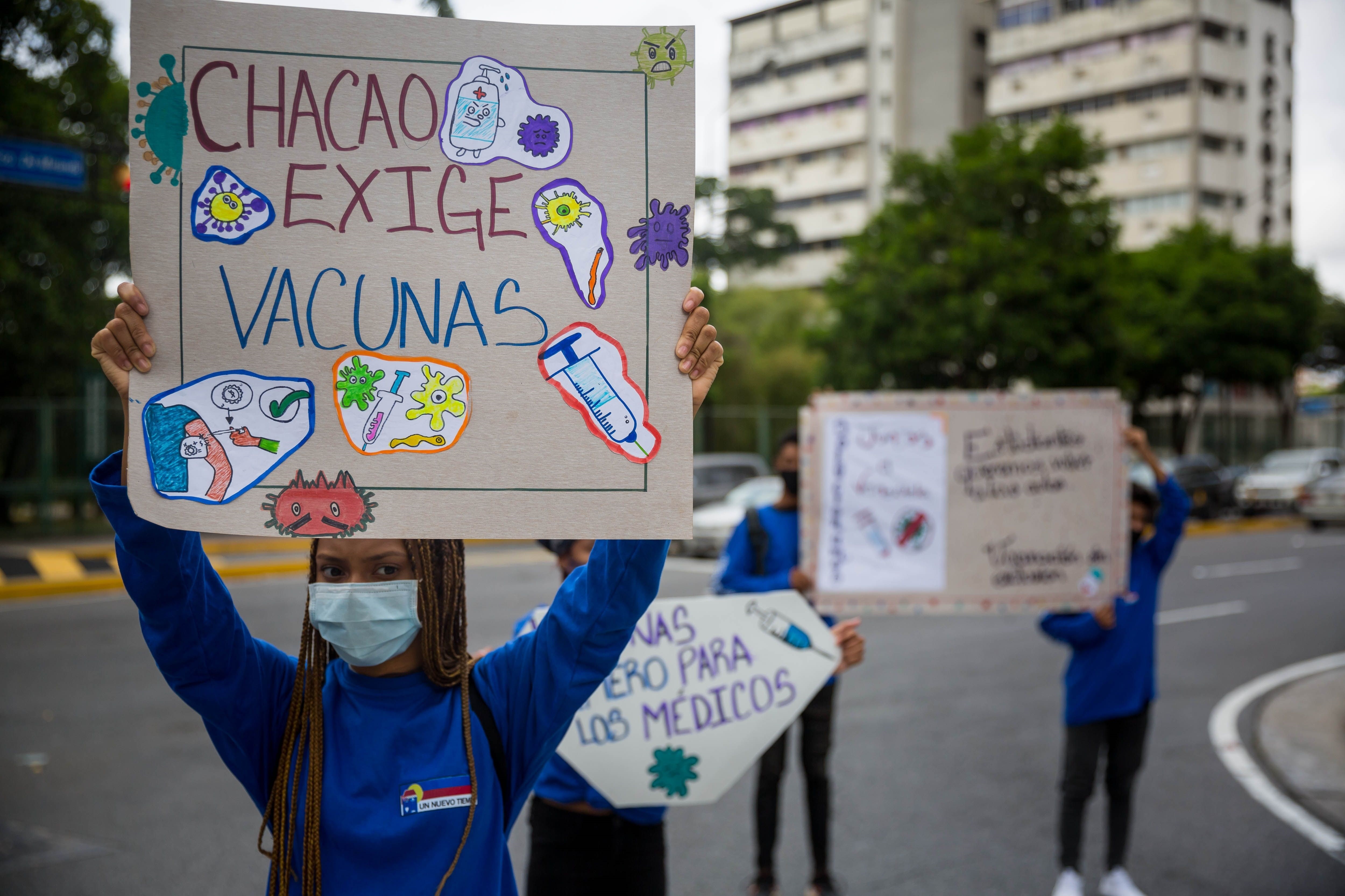 Un grupo de personas participa en una manifestación para exigir vacunas contra la Covid-19 hoy, en Caracas (Venezuela). EFE/ Miguel Gutiérrez
