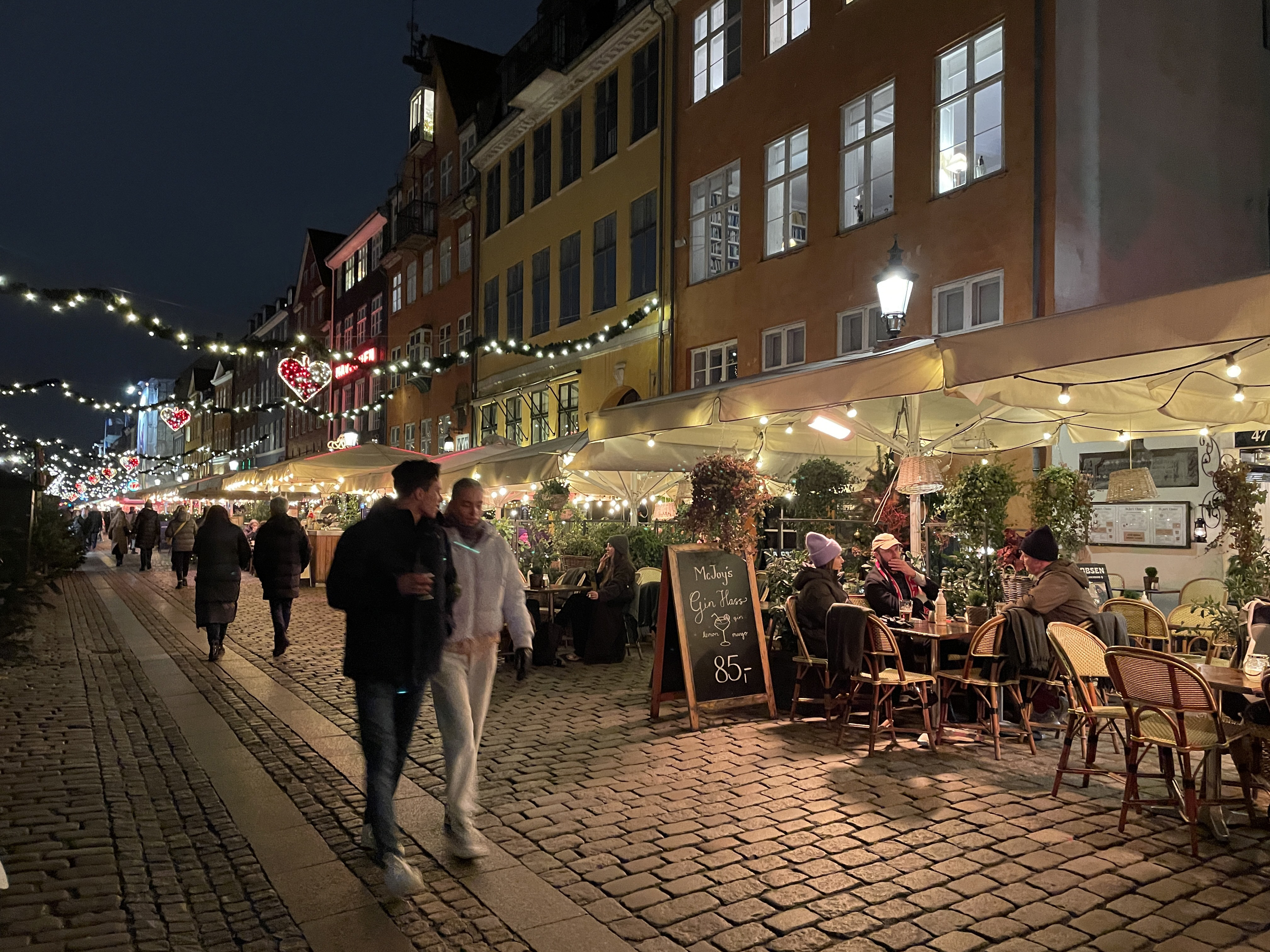 Con el aumento de los casos de coronavirus, Dinamarca cerró restaurantes y bares. Pero los grupos siguen reuniéndose, en el interior y al aire libre, en muchos de los barrios de Copenhague bordeados por canales. (Chico Harlan/The Washington Post)