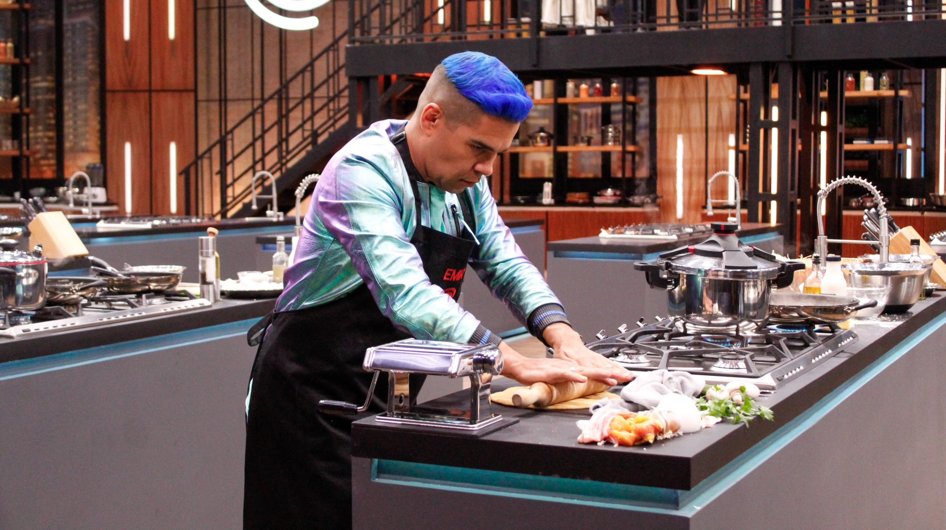 Emir Pabón tuvo que abandonar la cocina más famosa de México. (Twitter/@MasterChefMx)