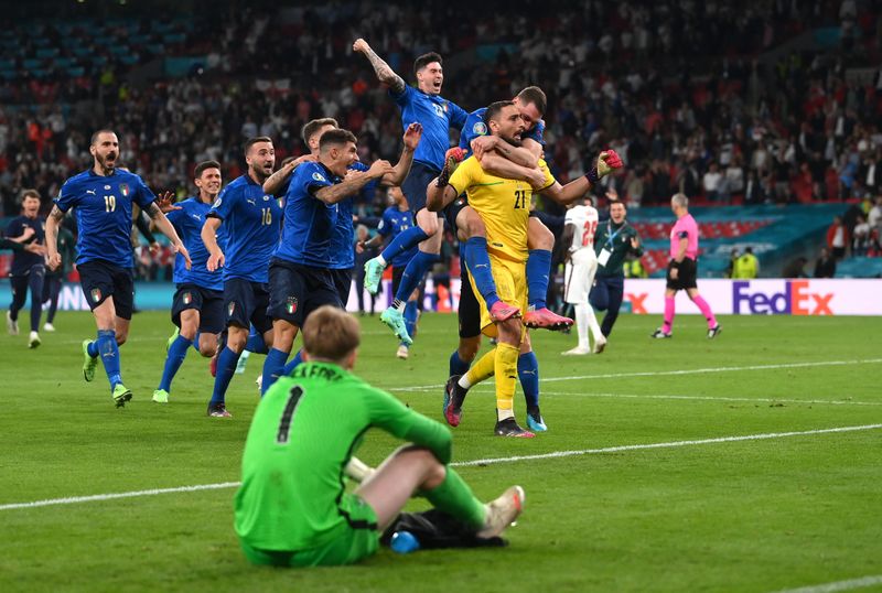 El momento en el que Italia le ganó por penales a Inglaterra la final de la Eurocopa (REUTERS/Laurence Griffiths)