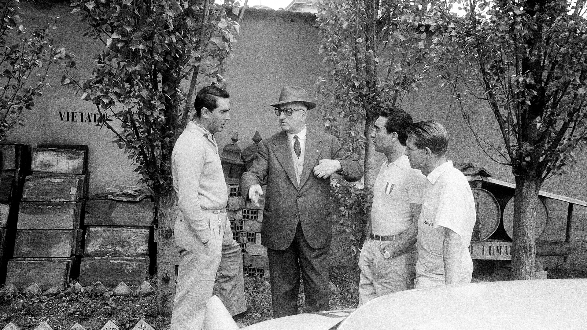 Luigi Musso, Enzo Ferrari, Eugenio Castellotti y Peter Collins (Photo by Klemantaski Collection/Getty Images)