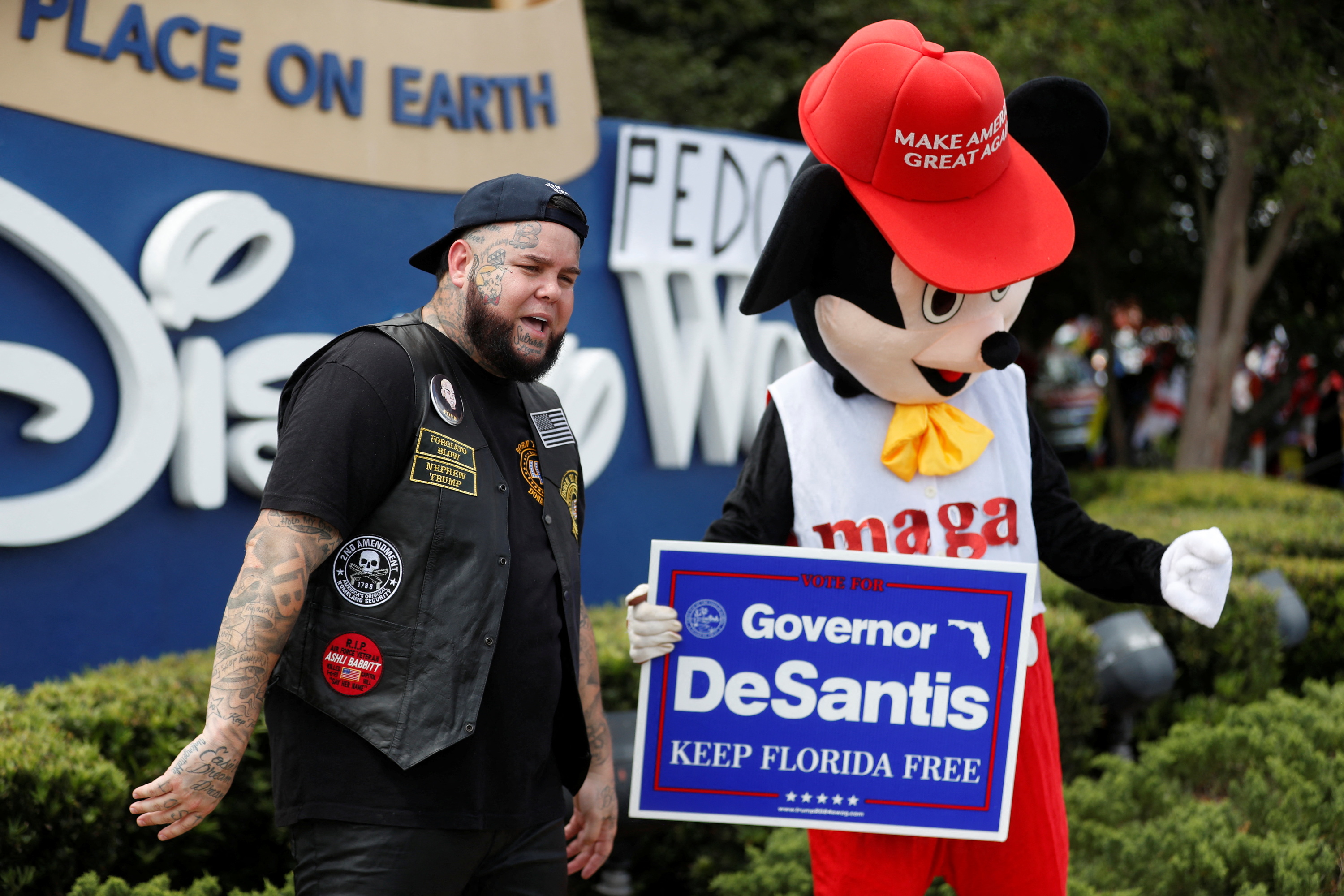Protestas frente a los parques de Disney en Florida tras las críticas a la ley de derechos parentales