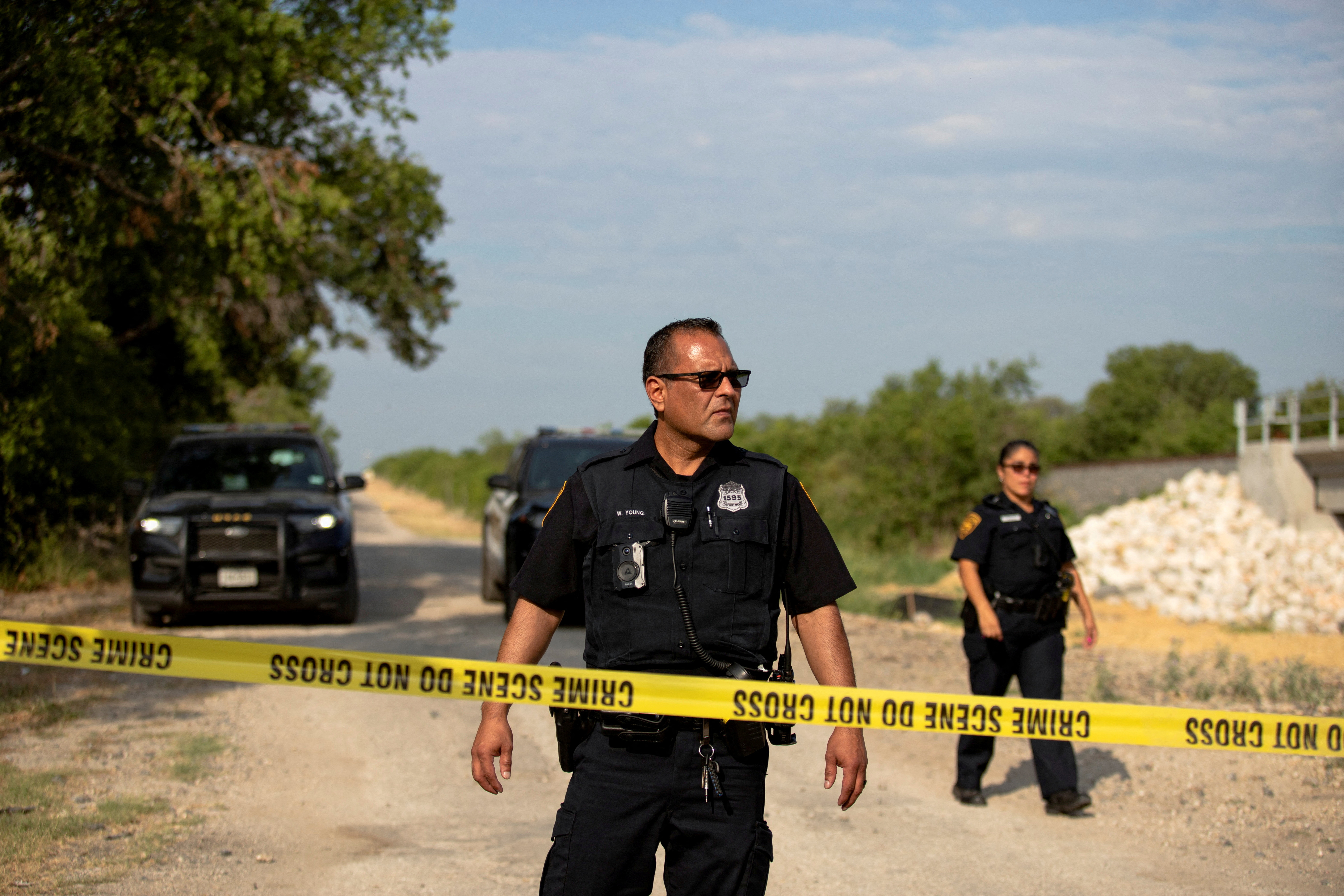 Agentes de la ley trabajan en la escena donde los migrantes fueron encontrados muertos dentro de un camión con remolque en San Antonio, Texas, EE.UU. 28 de junio de 2022. REUTERS/Kaylee Greenlee Beal