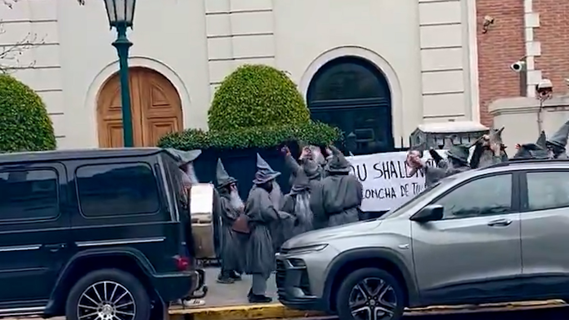 Qui&eacute;nes son los "Gandalfs" que protestaron disfrazados de magos frente a la mansi&oacute;n de Peter Thiel en Palermo