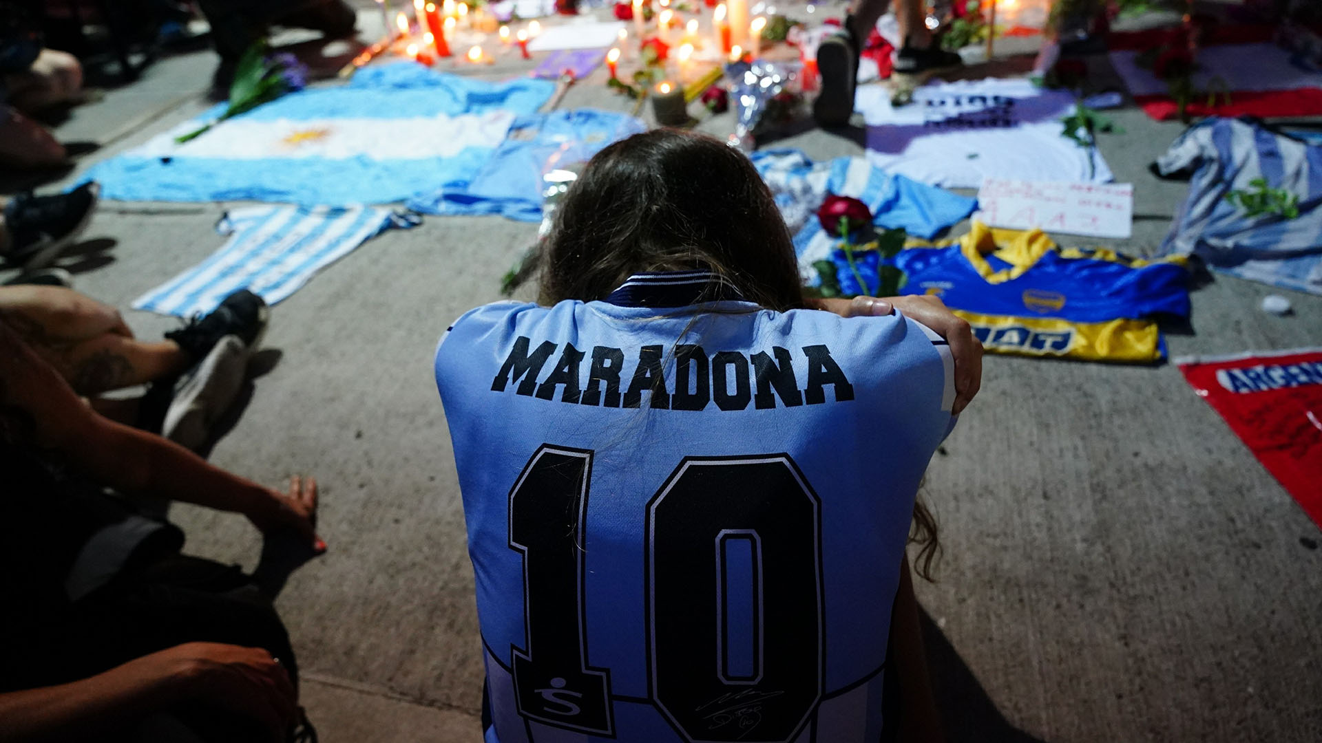 El dolor de la gente por la muerte de Maradona