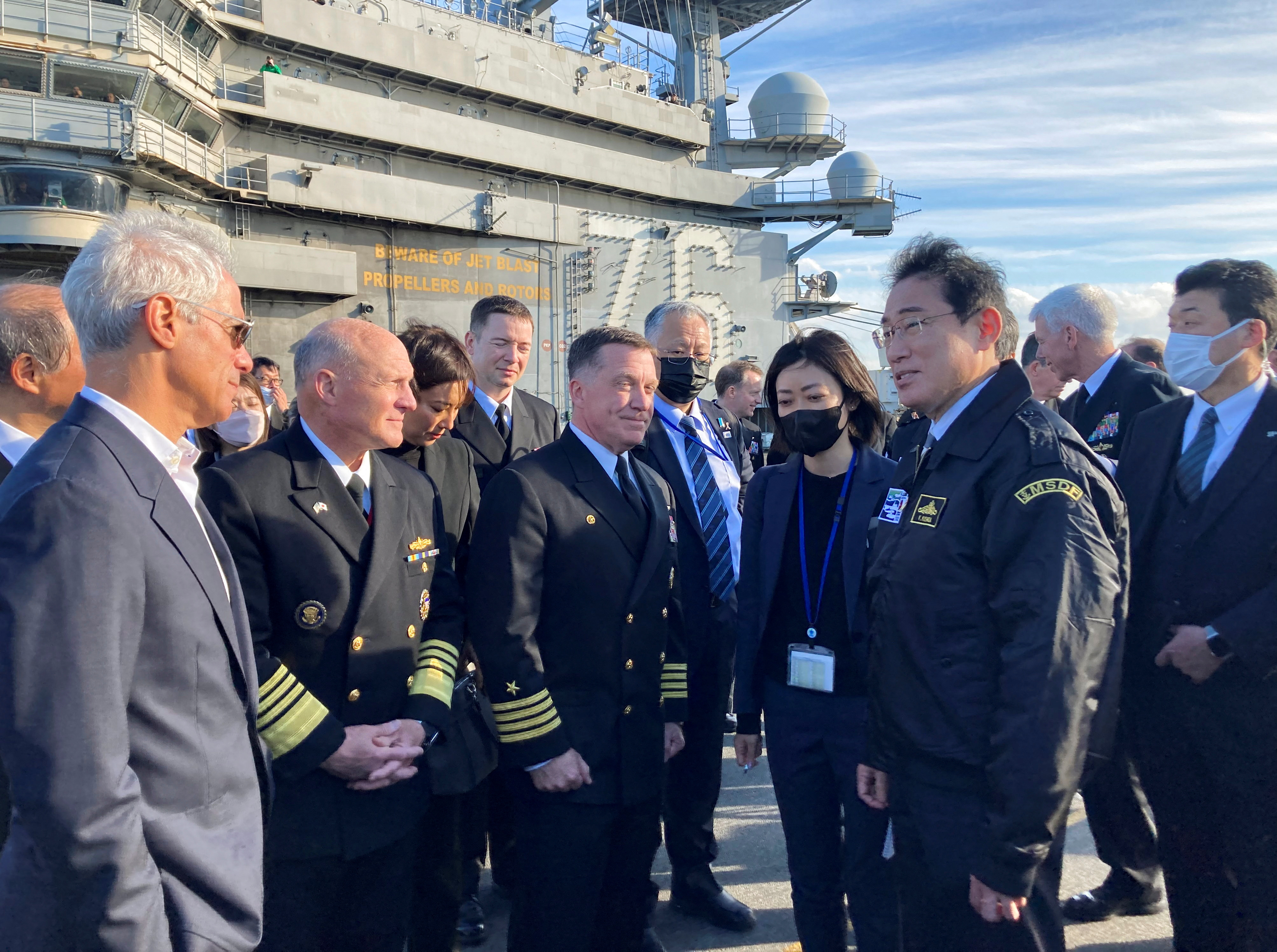 El premier conversa con el embajador estadounidense Japan Rahm Emanuel y otros oficiales norteamericanos a bordo del USS Ronald Reagan (Reuters)