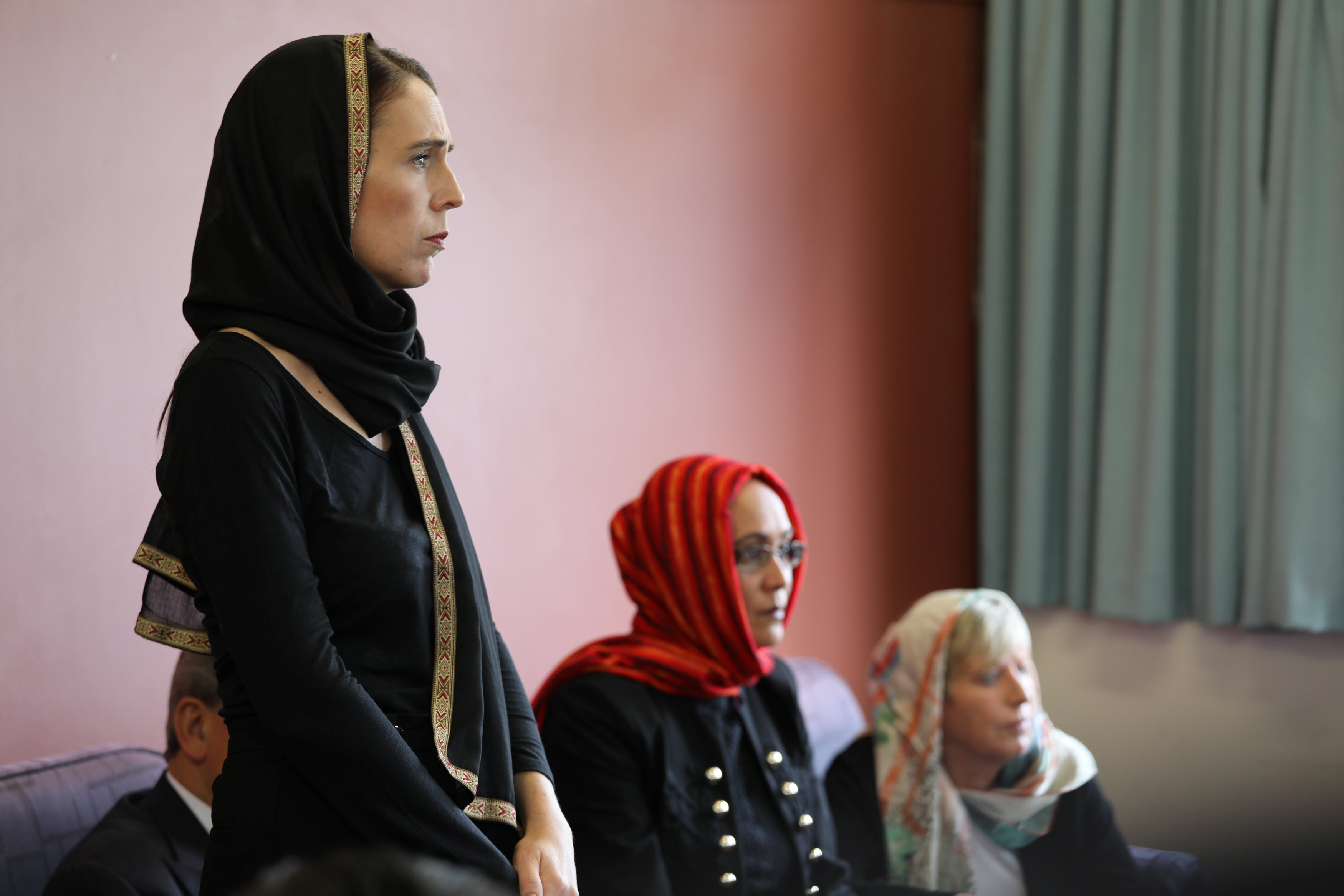 La Primera Ministra habla con representantes de la comunidad musulmana en el centro de refugiados de Canterbury en Christchurch, Nueva Zelanda, el 16 de marzo de 2019 (Oficina de la Primera Ministra de Nueva Zelanda / Hoja informativa a través de REUTERS)