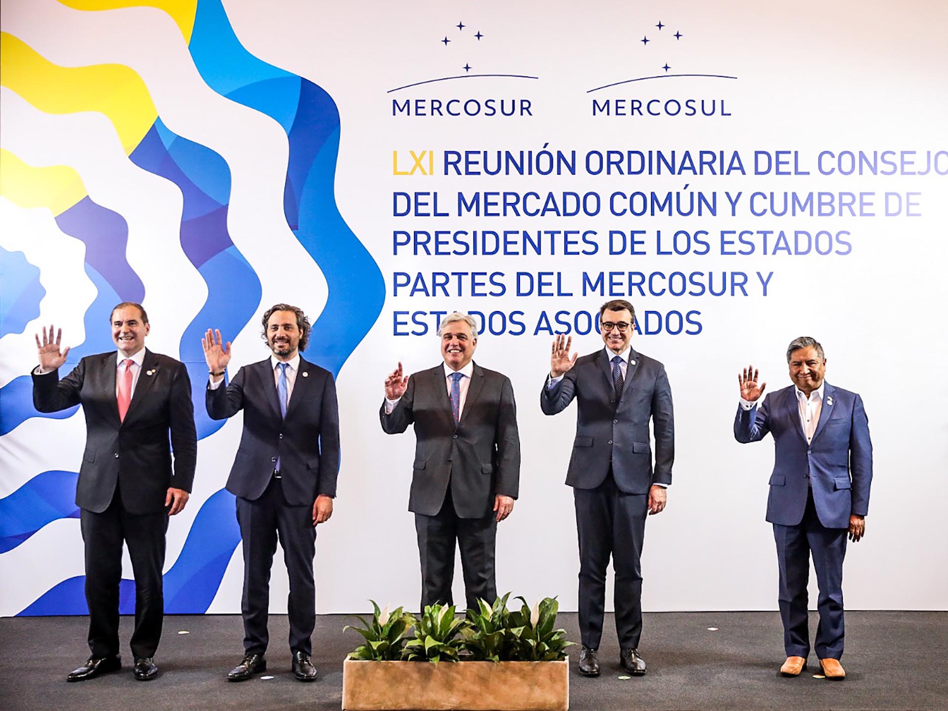El saludo de los cuatro cancilleres del bloque regional, junto a Rogelio Mayta, de Bolivia, país que estuvo como invitado. 