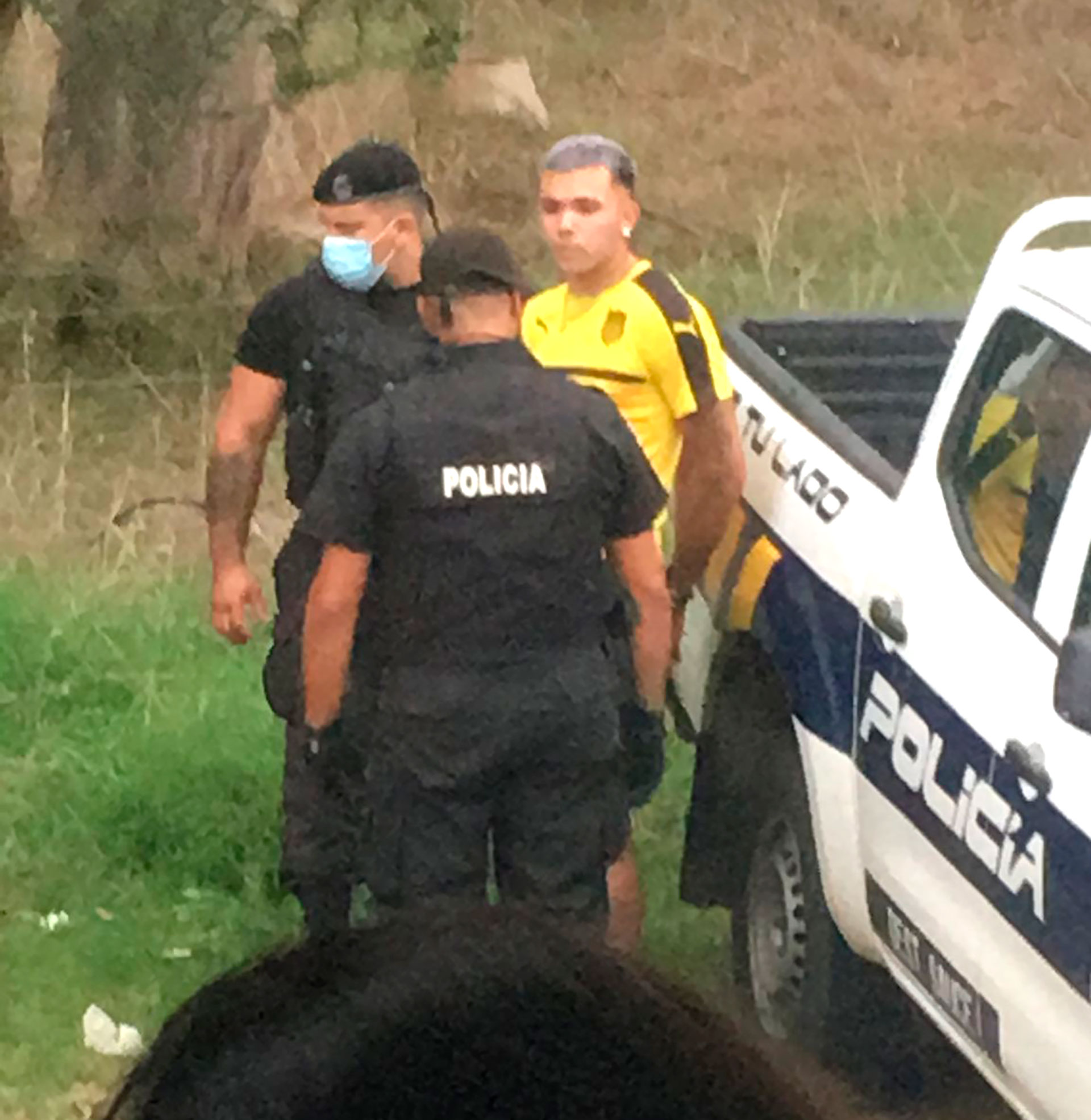 Nicolas Schiappacasse fue detenido con un arma 9 milímetros cuando iba camino al clásico entre Peñarol y Nacional (@sebaamaya)