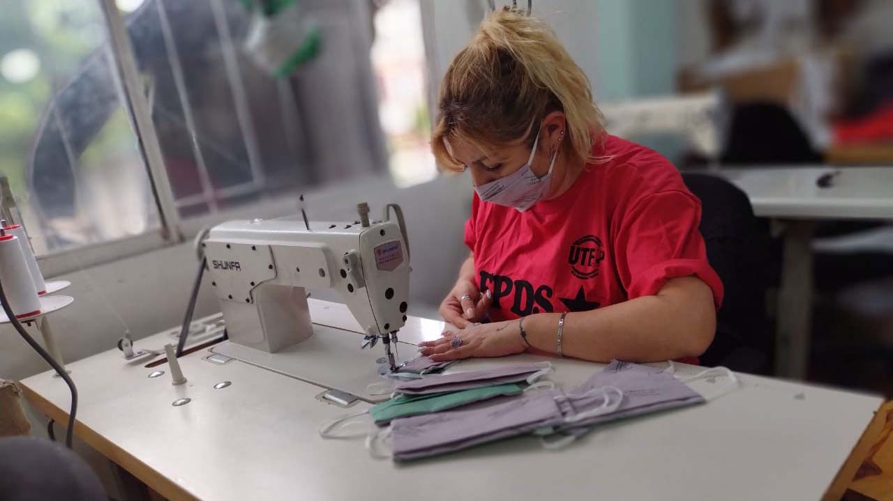 El polo textil del Frente Popular Darío Santillán es una de las cinco cooperativas del conurbano que firmó un acuerdo para producir el superbarbijo