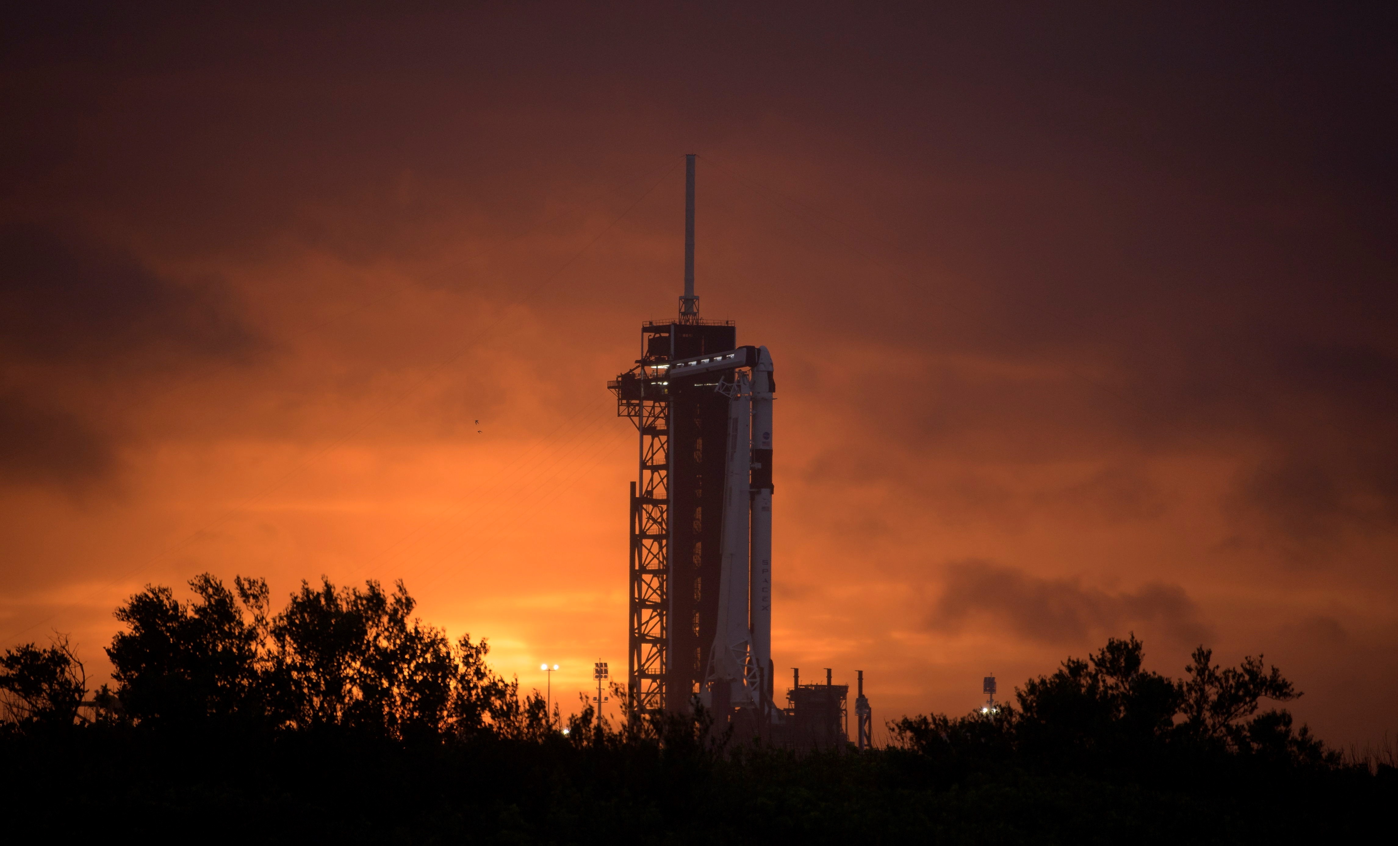 El cohete SpaceX Falcon 9, la nave Crew Dragon acoplada y todo listo para el histórico lanzamiento en el Centro Espacial Kennedy de la NASA en Florida (EFE/EPA/NASA/Bill Ingalls)