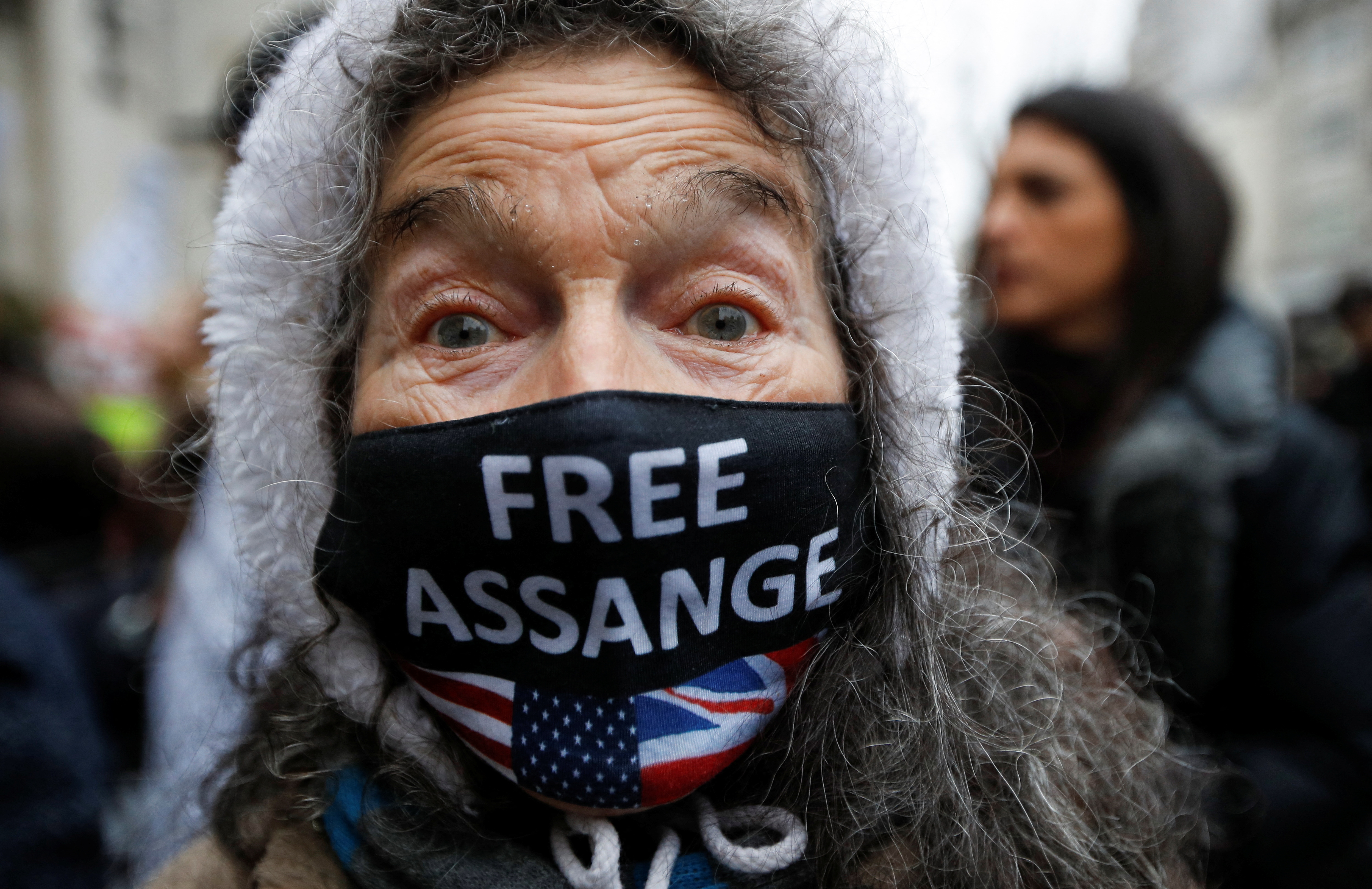 Un partidario del fundador de WikiLeaks, Julian Assange, protesta frente a los Tribunales Reales de Justicia en Londres, Gran Bretaña, el 24 de enero de 2022. REUTERS/Peter Nicholls