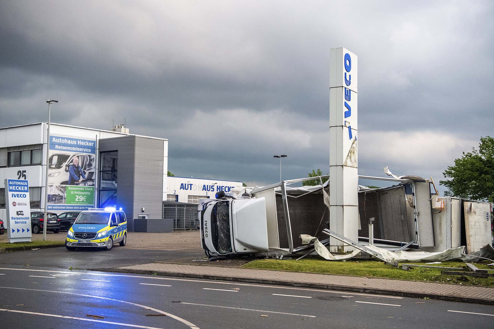 Dos camiones volcandos tras la tormenta en Paderborn, Alemania (Lino Mirgeler/dpa via AP)