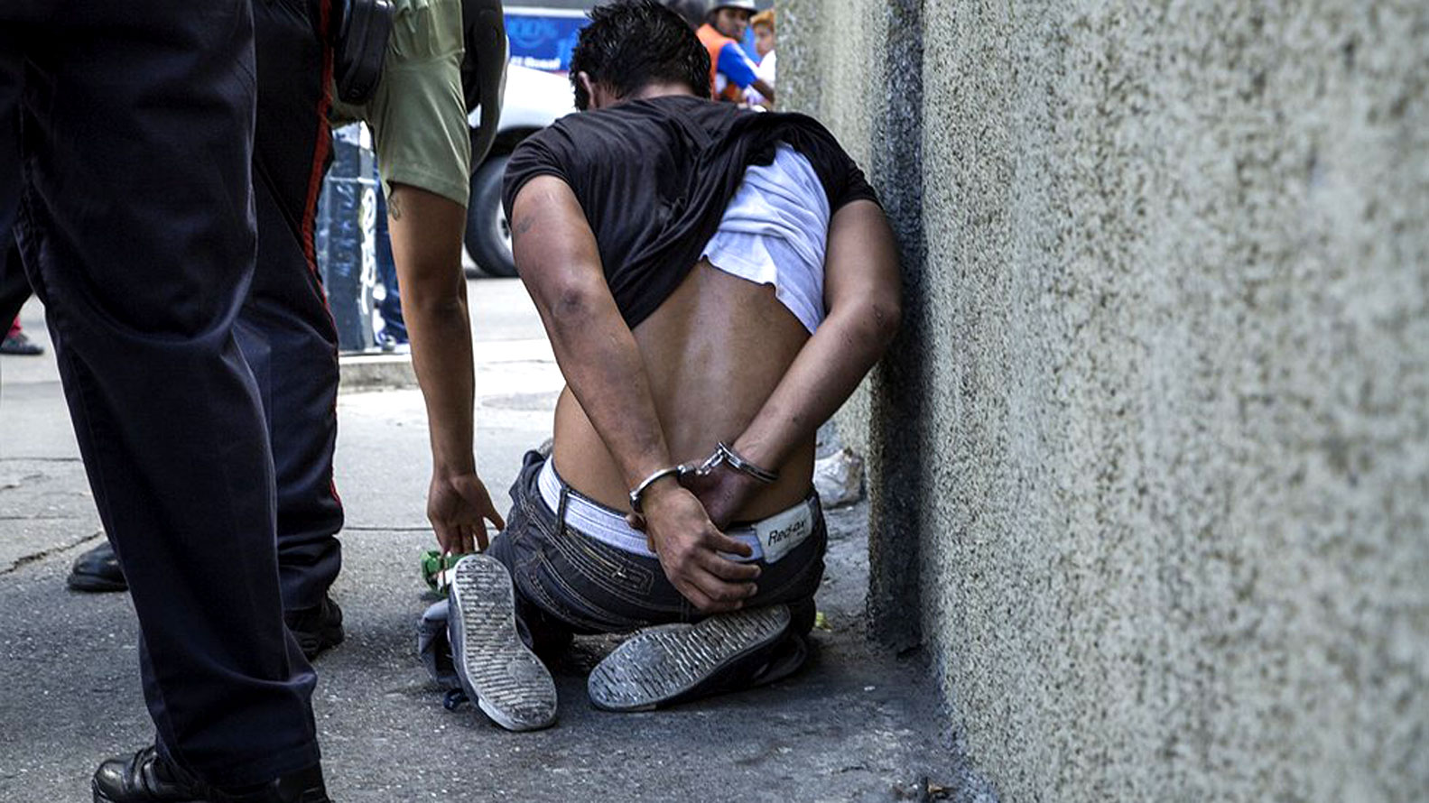 Pobladores intentaron linchar a dos presuntos agresores de una menor, en Puebla; policías “los rescatan”