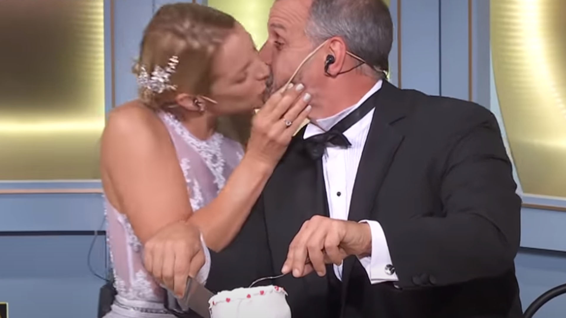 "Buenos amigos": después de cortar la torta de bodas que había preparado un participante de "El gran premio de la cocina", Carina Zampini besó a Petersen