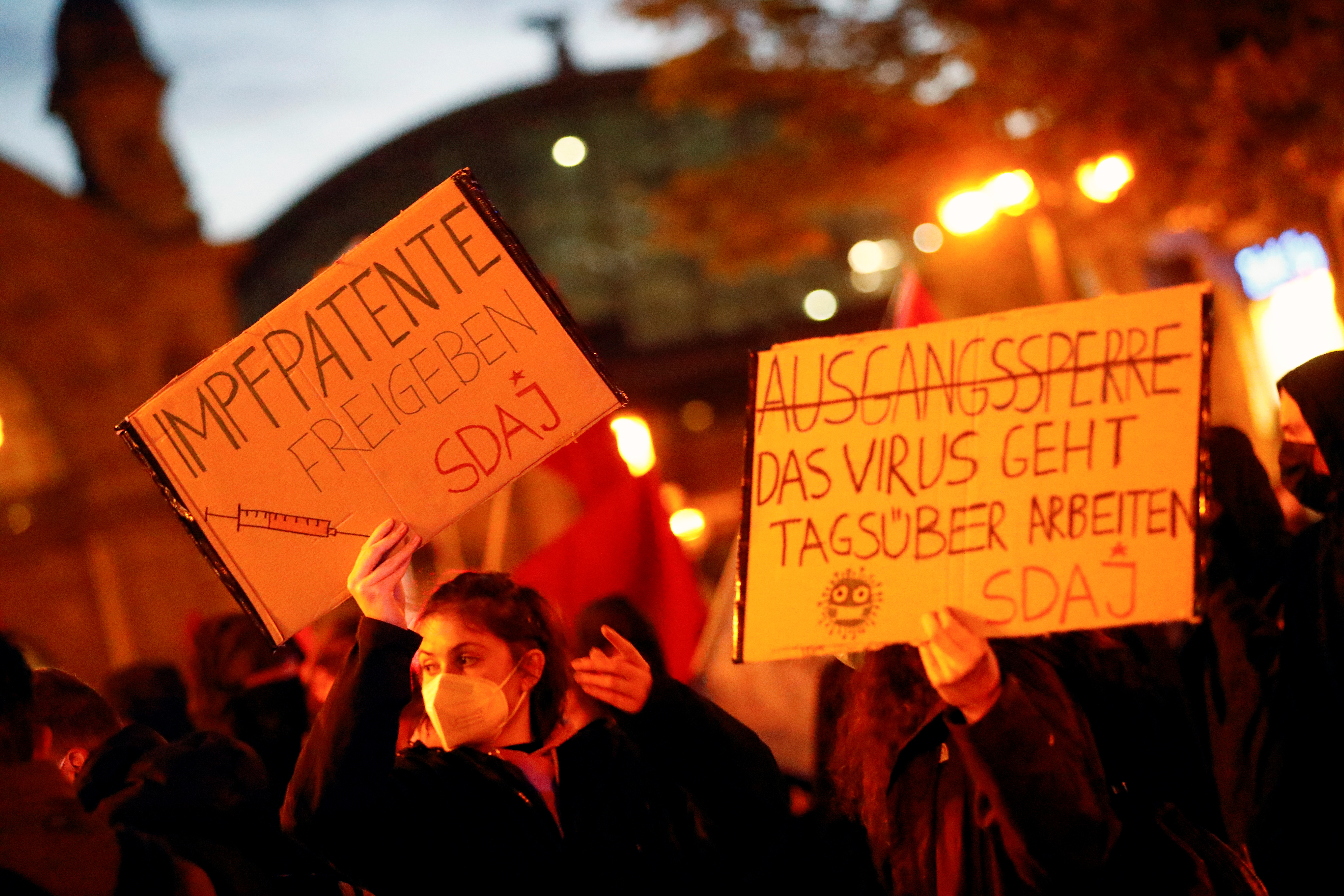 Protestas en Frankfurt, Alemania contra las farmacéuticas para que liberen las patentes de su vacunas - REUTERS/Kai Pfaffenbach