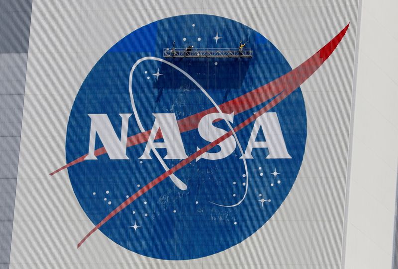 os astronautas que trabajan para la NASA deben tomar fotos de los guantes, después de cada caminata espacial  (REUTERS/Joe Skipper/Archivo)