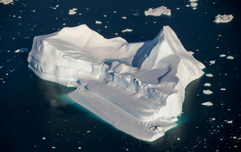 Icebergs en la entrada del fiordo de hielo Jakobshavn, cerca de Ilulissat, Groenlandia