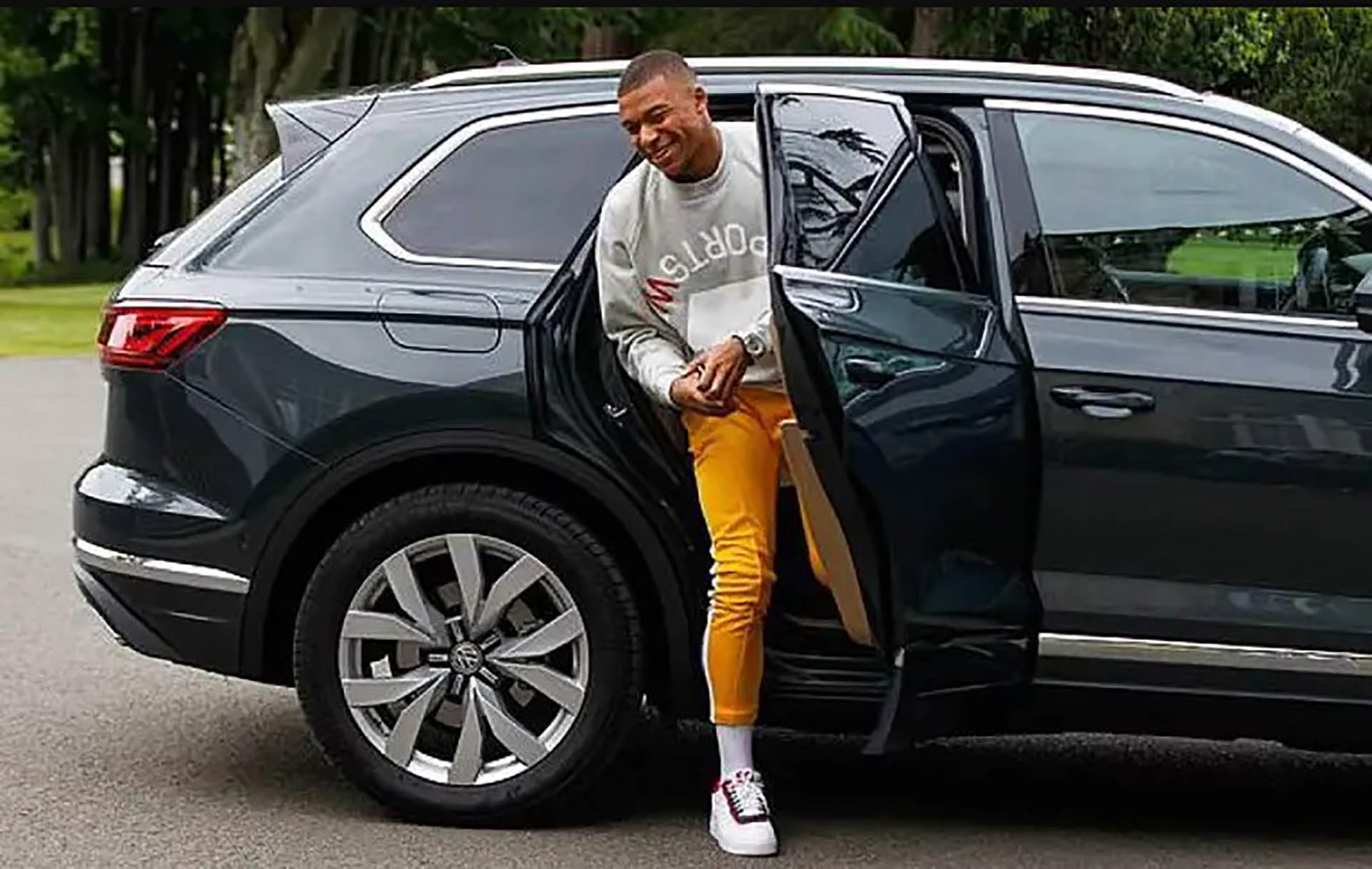 Mientras la mayoría de los futbolistas profesionales tienen varios autos de lujo o súperdeportivos, Kylian Mbappé no tiene licencia de conductor y se traslada con chofer