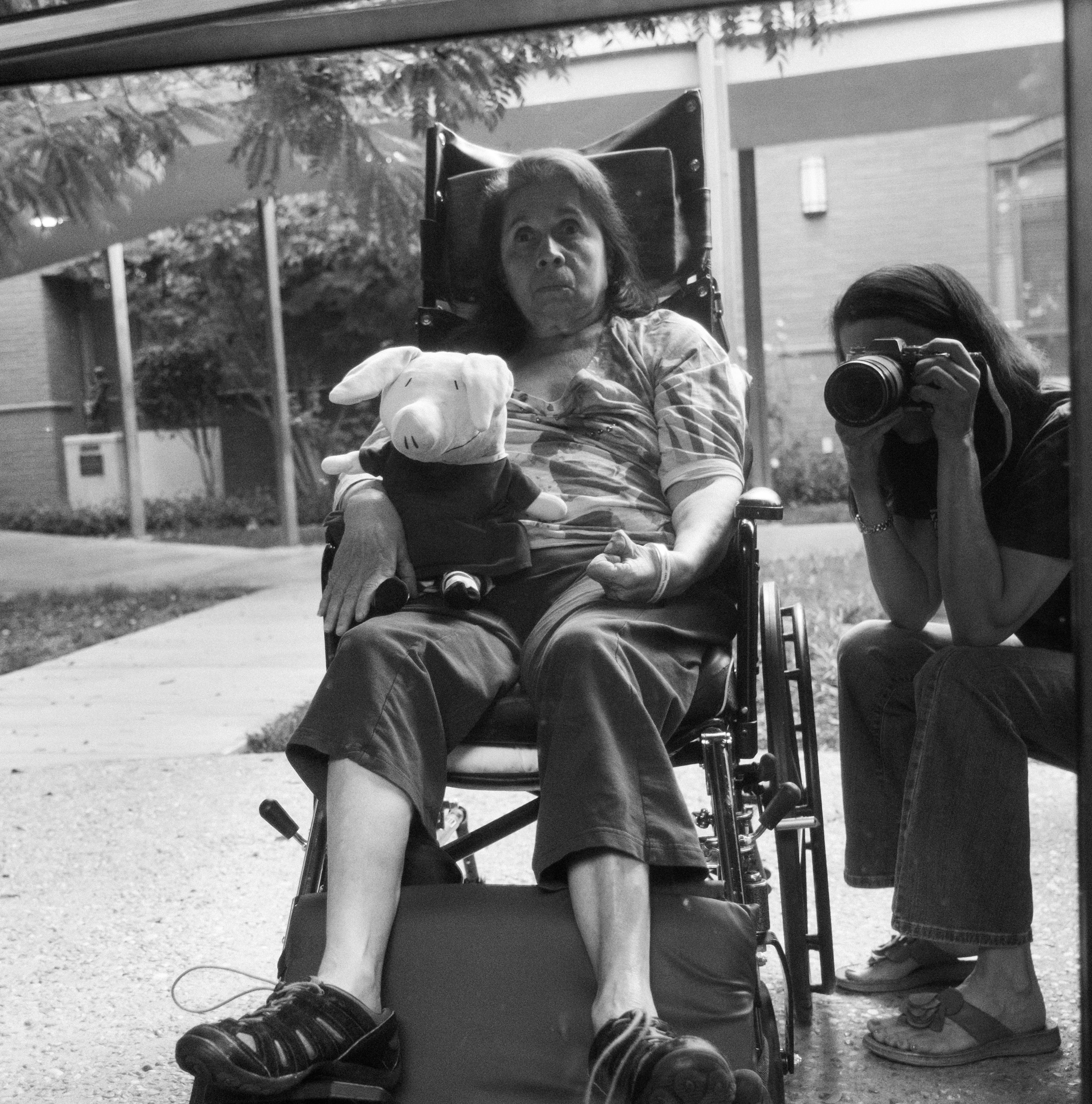 La fotógrafa Hannah Kozak, en un autorretrato con su madre, Rachel Zarco (He Threw The Last Punch Too Hard / FotoEvidence)
