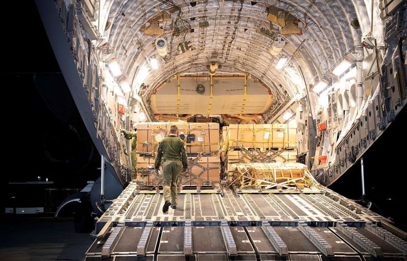 Un avión con ayuda militar en el Aeropuerto Internacional fuera de Lviv, en esta imagen entregada el 20 de febrero del 2022. Servicio de Prensa de las Fuerzas Armadas Ucranianas/Handout via REUTERS