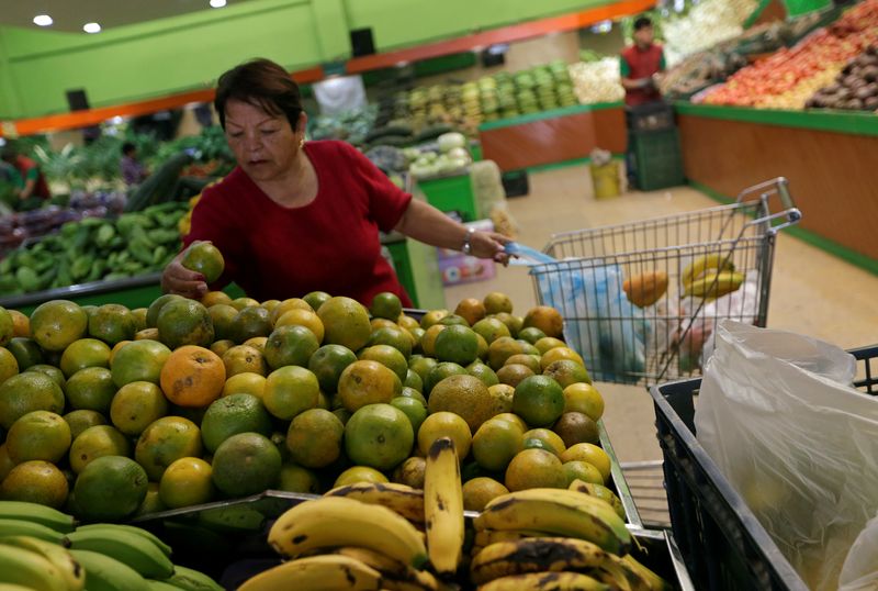 Foto de archivo. Una mujer compra frutas en un supermercado en Bogotá, Colombia, 30 de octubre, 2018. REUTERS/Luisa González