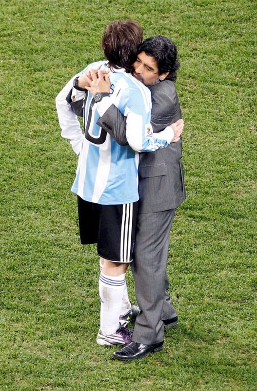 Diego Maradona y un abrazo contenedor a Lionel Messi durante un partido del Mundial de 2010 (Sudáfrica, julio de 2010. REUTERS/Oleg Popov)