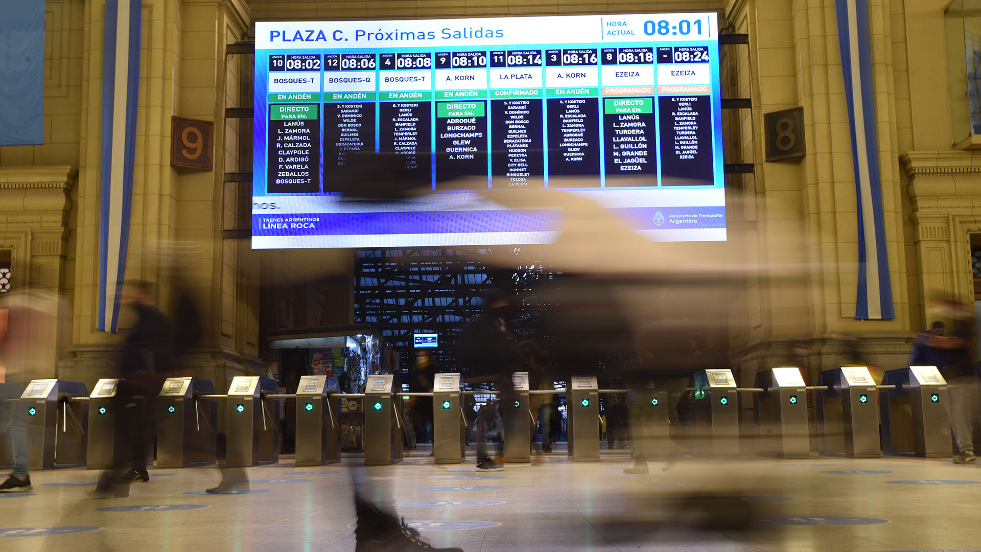 La estación de Constitución, con muchas personas pese a la cuarentena estricta