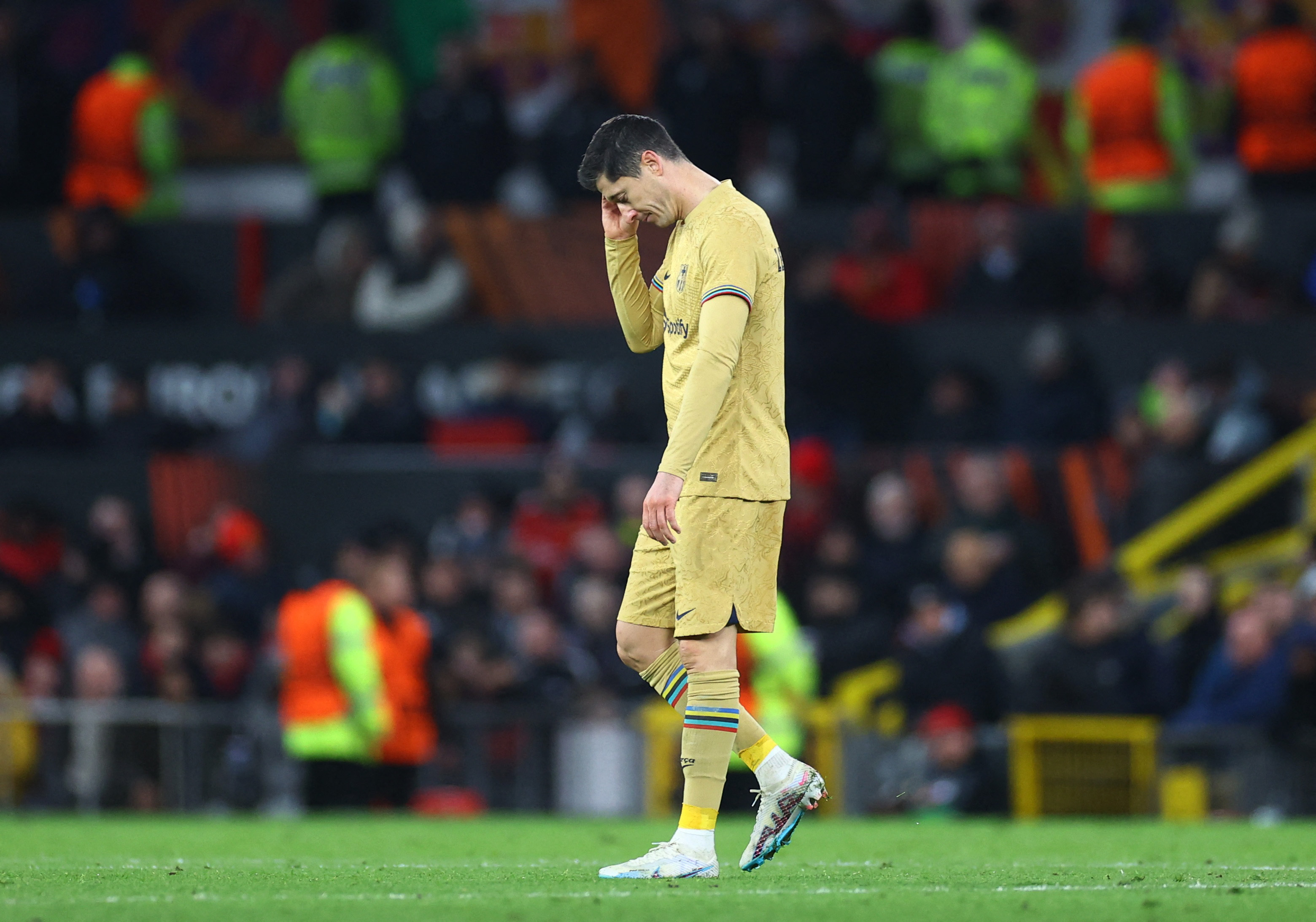 Robert Lewandowski lamenta la ausencia de ideas en la ofensiva. Foto: REUTERS/Carl Recine