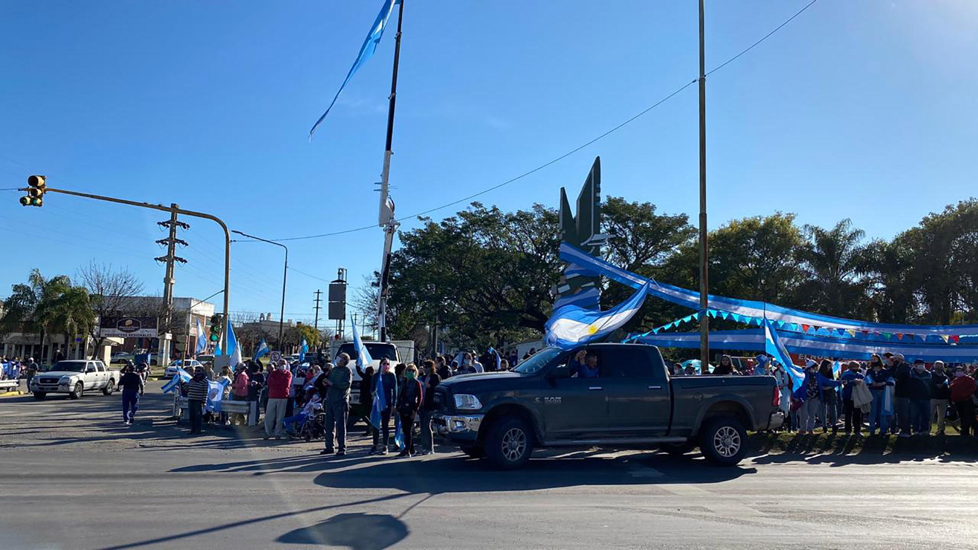 El banderazo también fue replicado en las redes sociales con videos y fotos
