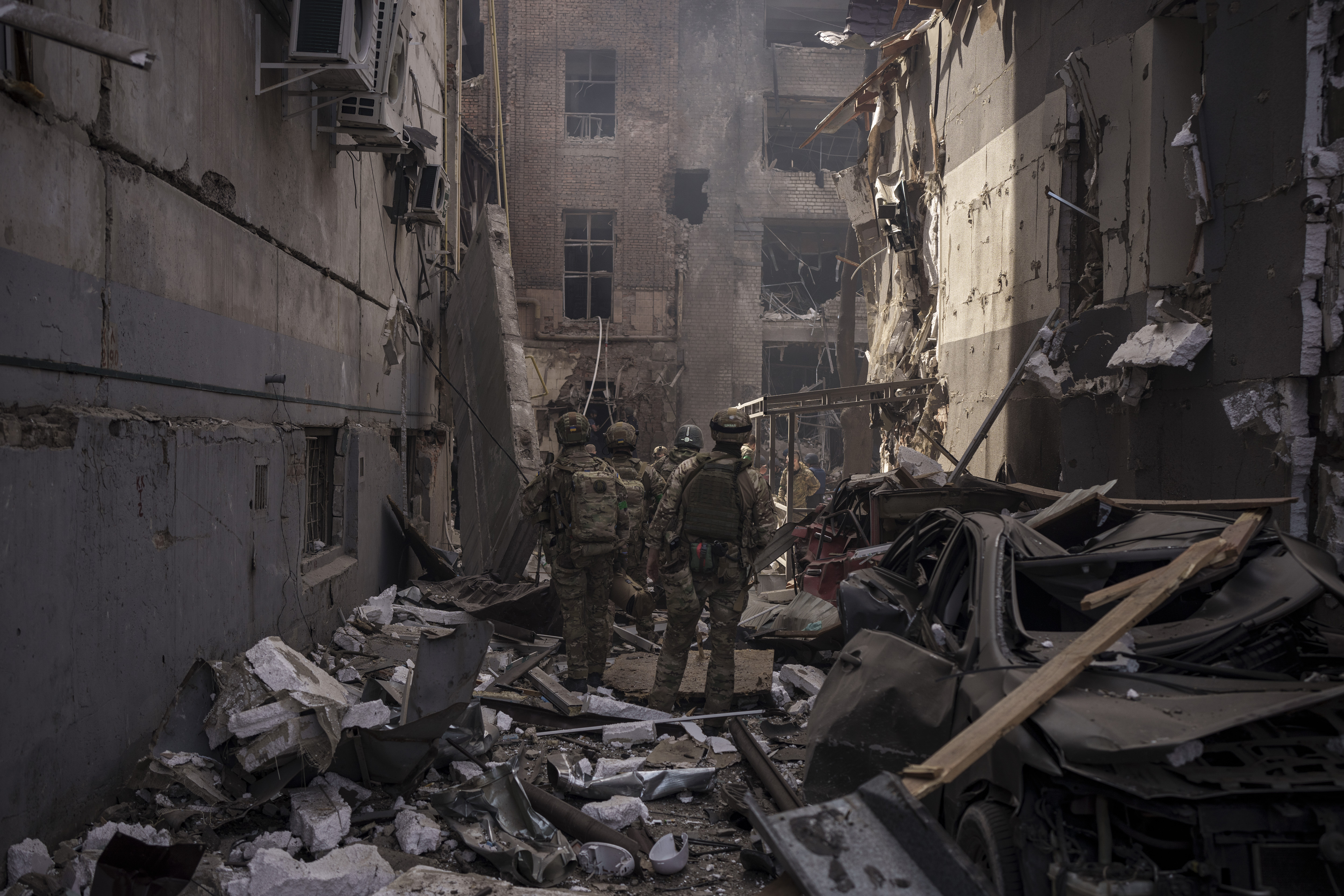 Foto de archivo: Militares ucranianos caminan entre los escombros de edificios dañados tras un ataque ruso en Kharkiv (AP/Felipe Dana)