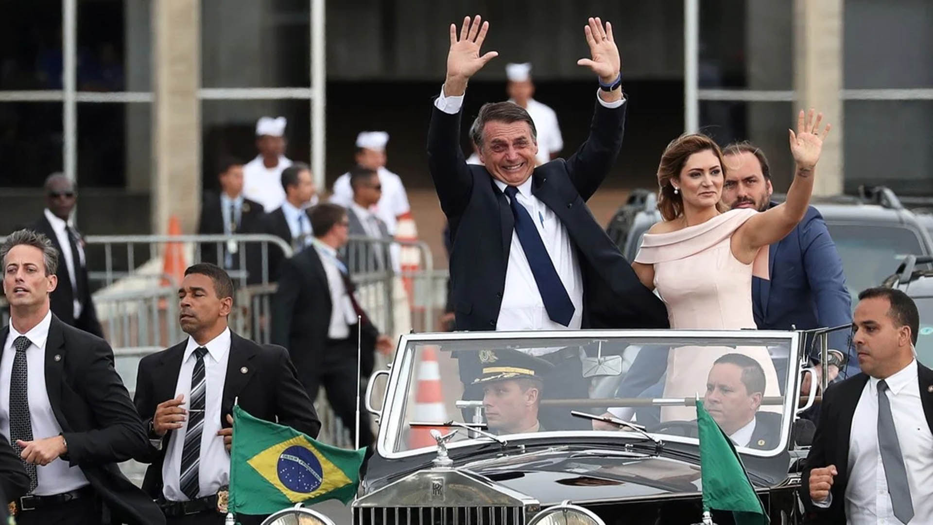 Jair Bolsonaro quiere desfilar en un vehículo descapotable en su llegada a Brasil (AFP/Archivo)