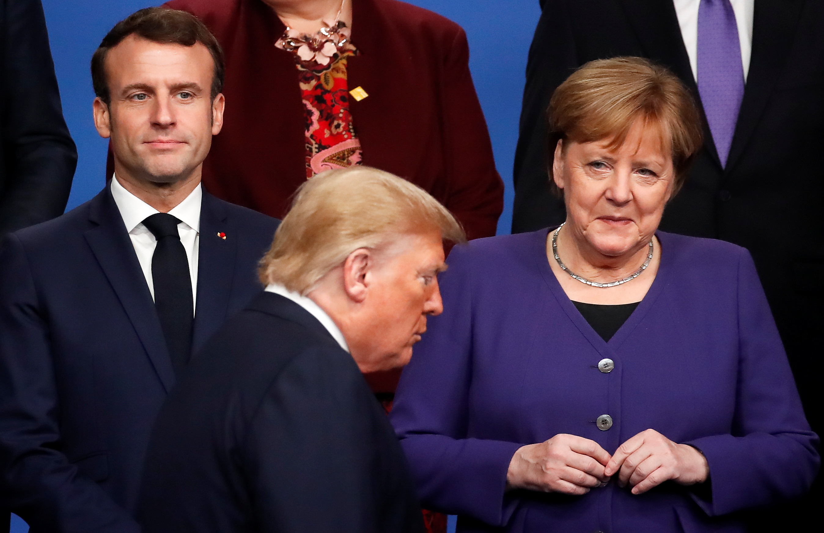 Donald Trump y dos líderes europeos con los que no tuvo buena relación: Emmanuel Macron y Angela Merkel (REUTERS/Christian Hartmann/Pool)