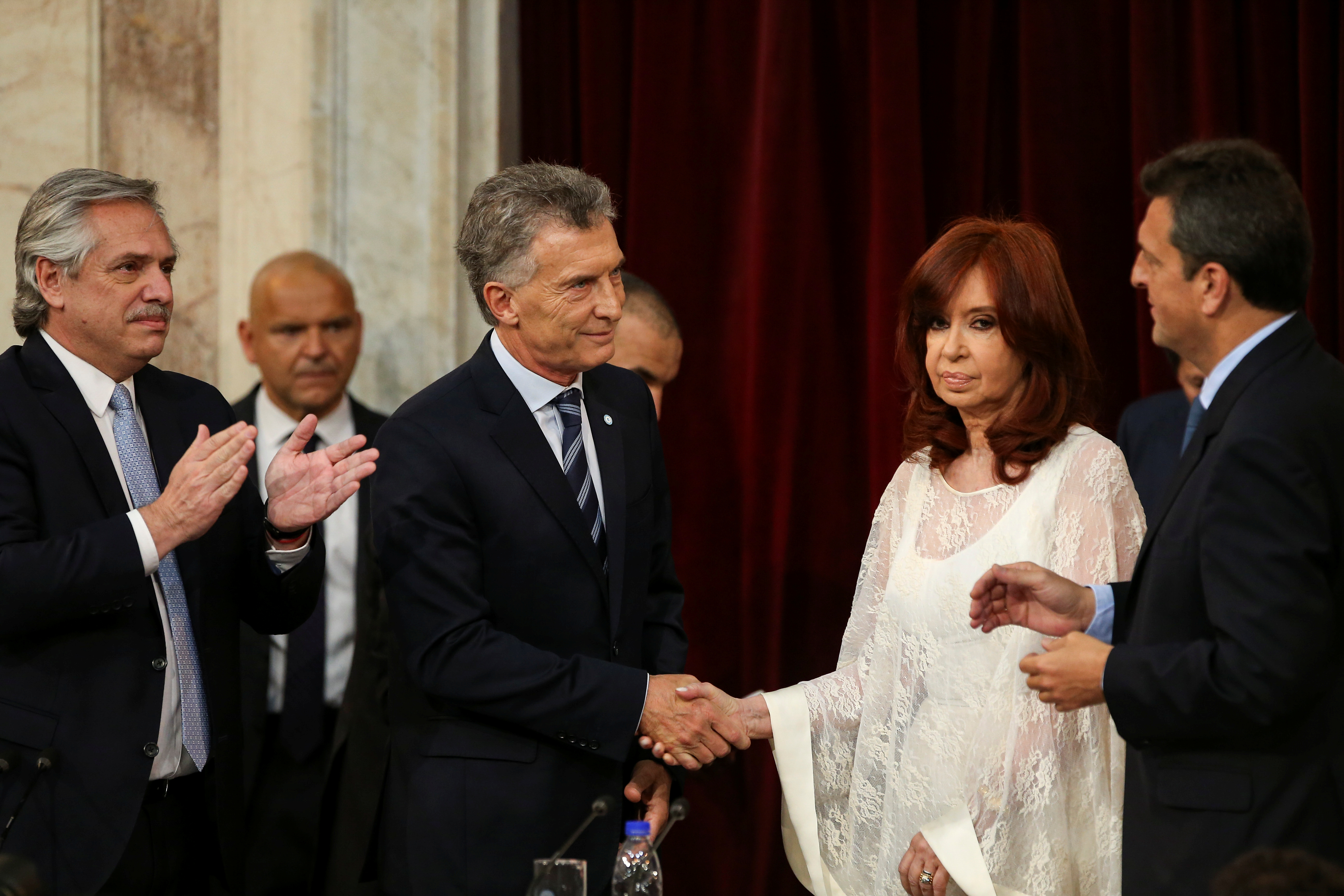 Tal vez una de las imágenes más claras de la grieta política: Cristina Kirchner evita mirar y reconocer el saludo de Mauricio Macri en la asunción presidencial de Alberto Fernández
REUTERS/Agustin Marcarian