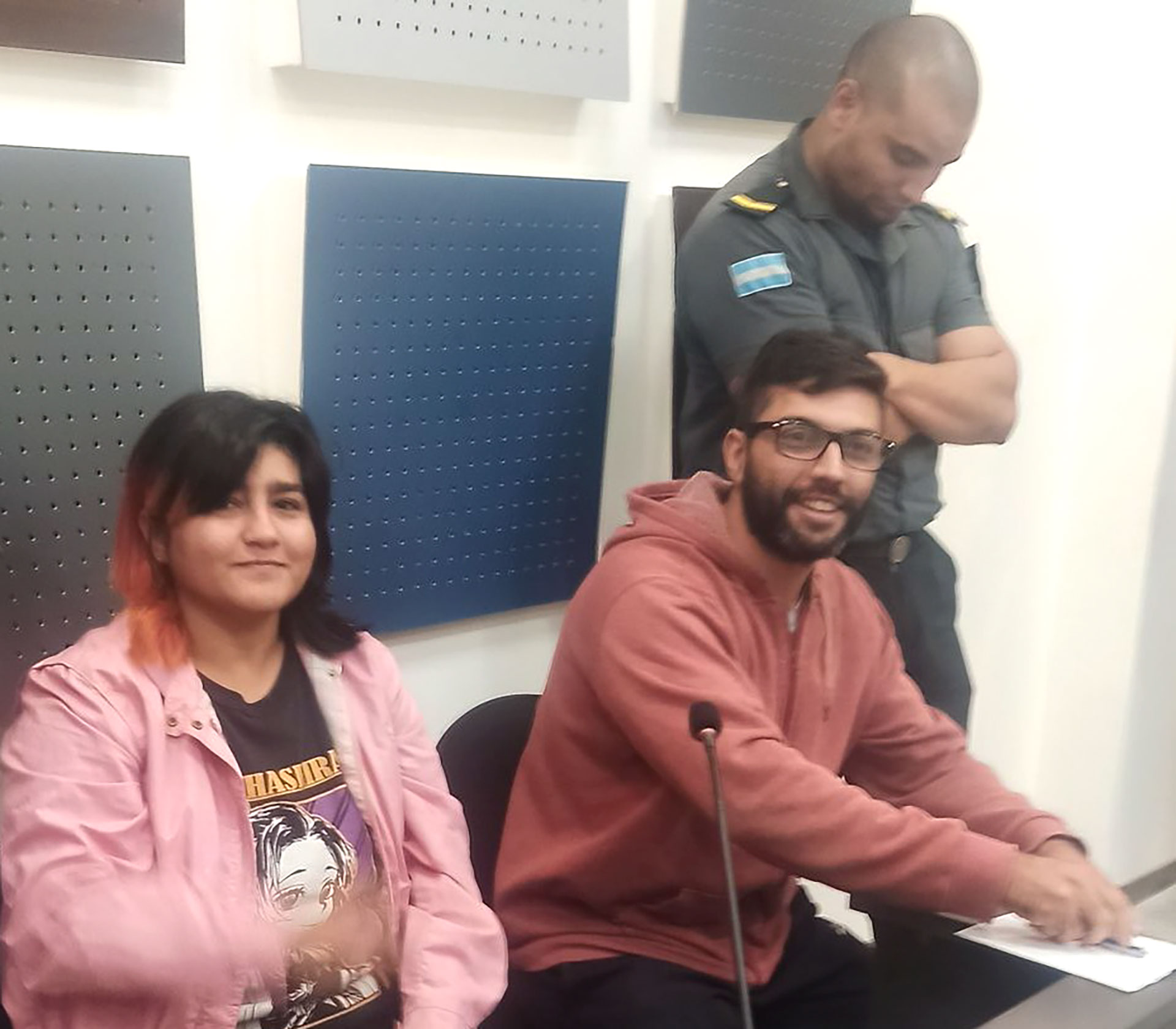 Lorena Torres y Martín Rodríguez, militantes del Polo Obrero, en la audiencia judicial que dictó su liberación (@prensaobrera)