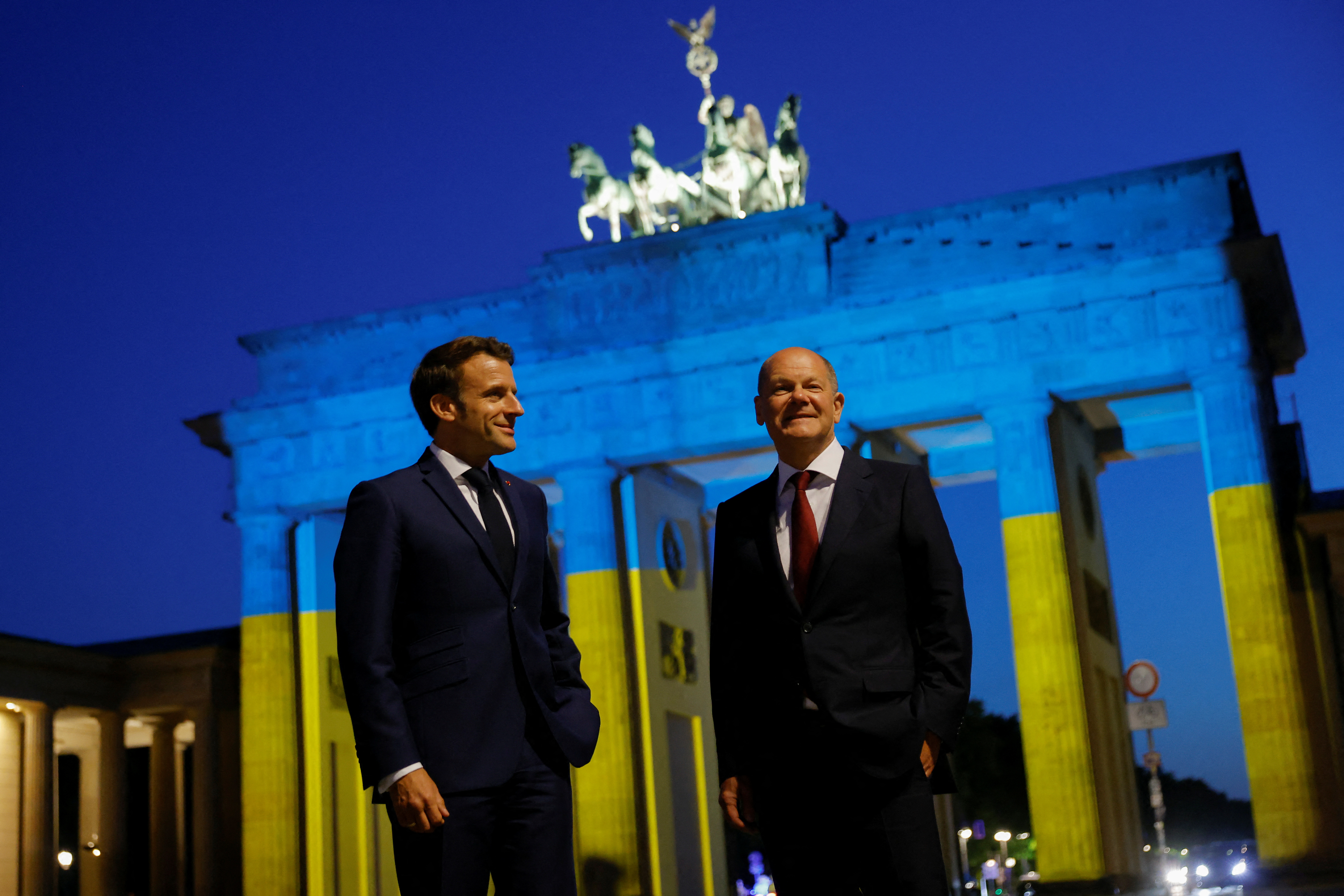 German Chancellor Olaf Scholes and French President Emmanuel Macron face the dilemma of defining a clear course of action against the illegal Russian invasion of Ukraine.