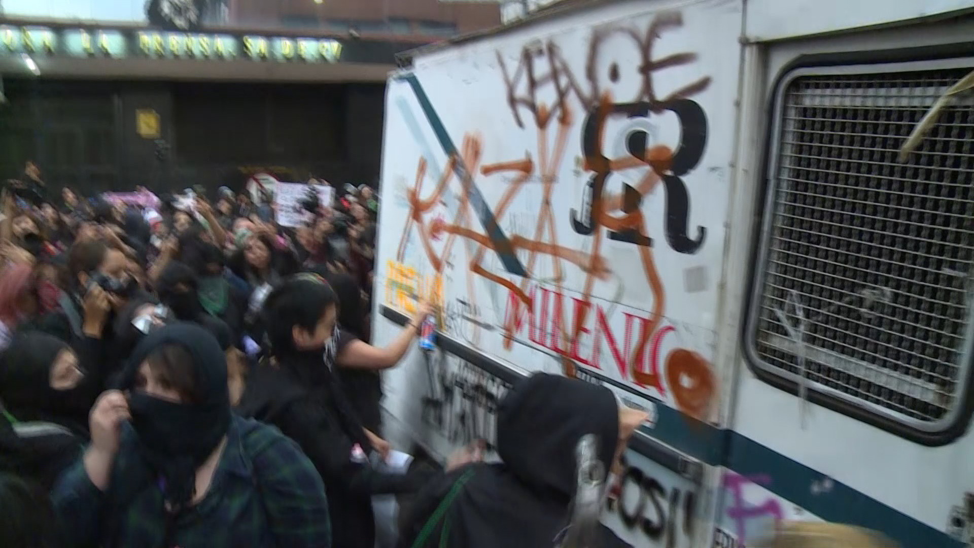 Durante la marcha por Ingrid, las manifestantes dañaron propiedad privada del periódico que difundió las imágenes (Foto: AFP)