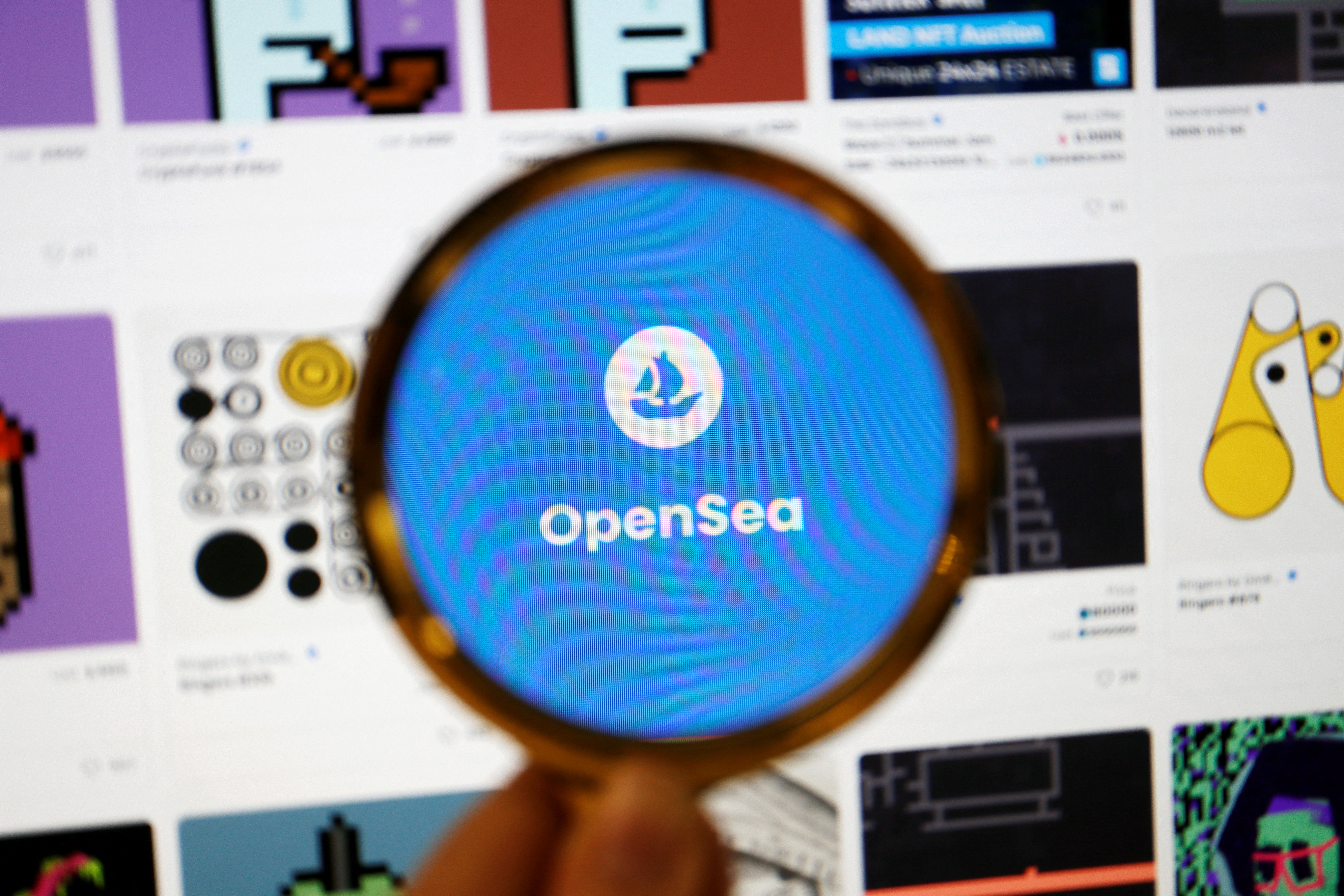 La plataforma de OpenSea es uno de los más grandes mercados de NFT en internet. REUTERS/Florence Lo/Illustration