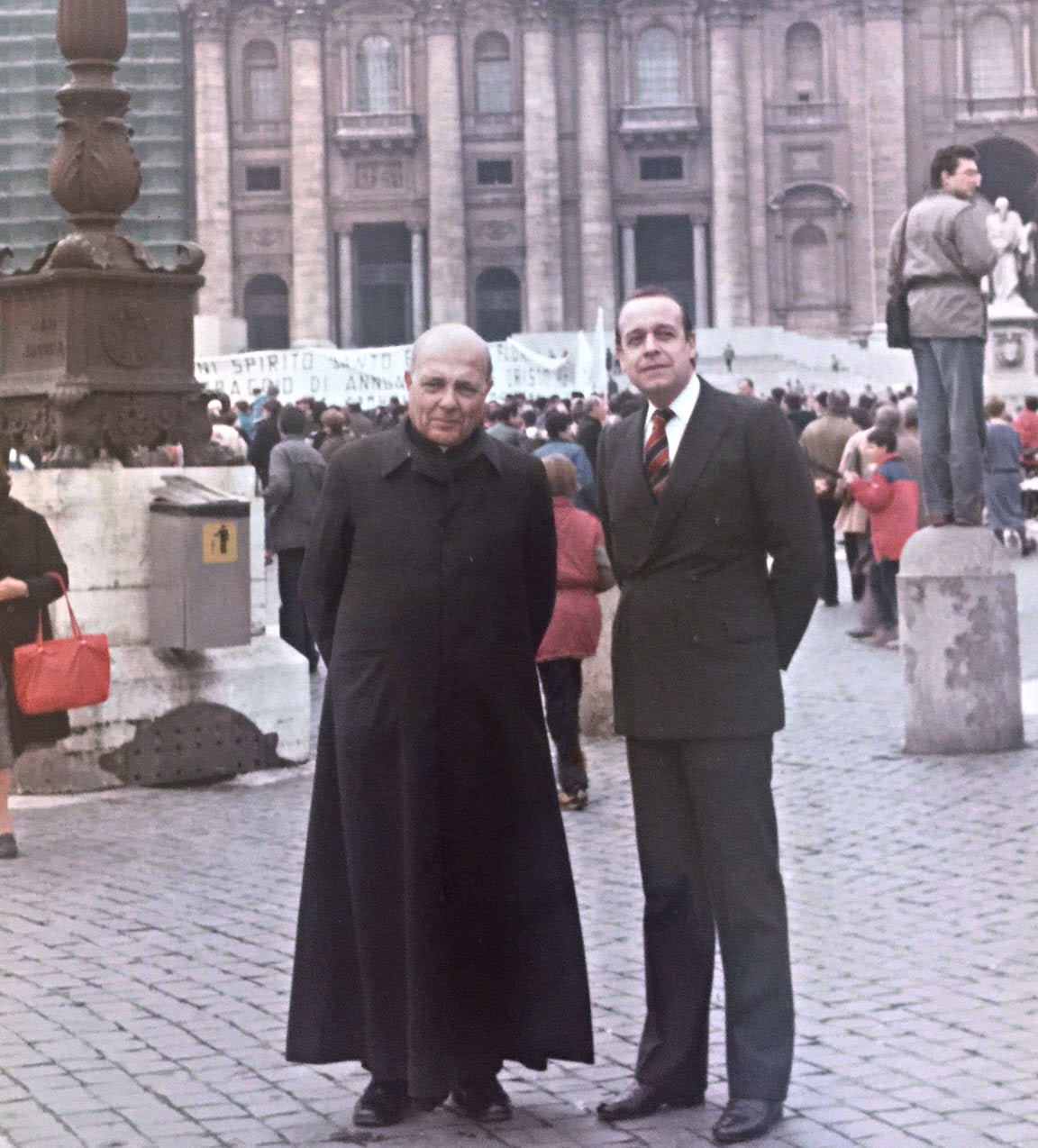 El cardenal Raúl Primatesta y Hugo Franco en la Plaza San Pedro