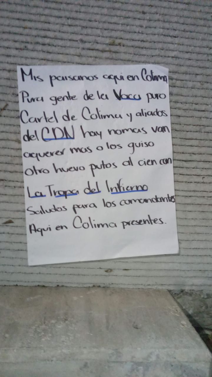 One of the narco-messages was written on white cardboard and was placed near a hardware store (Photo: Twitter/@OscarAdrianL)