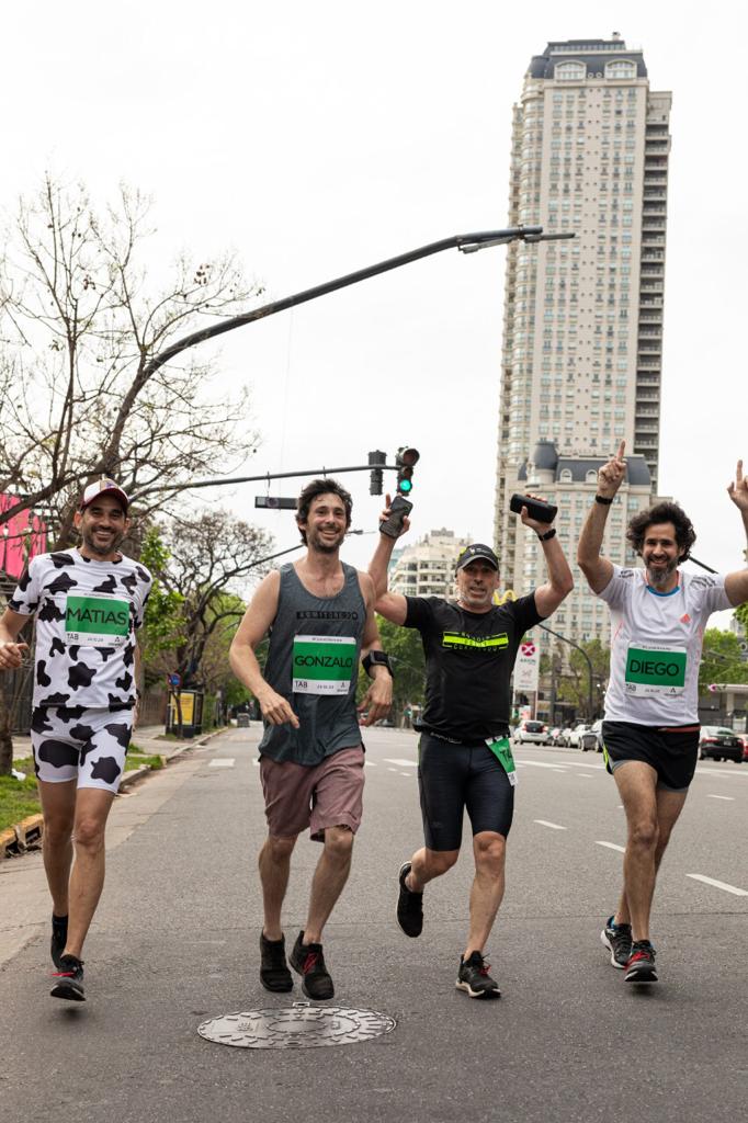 La maratón de 42 kilómetros que corrió Matías Osman vestido de vaca para visibilizar el veganismo