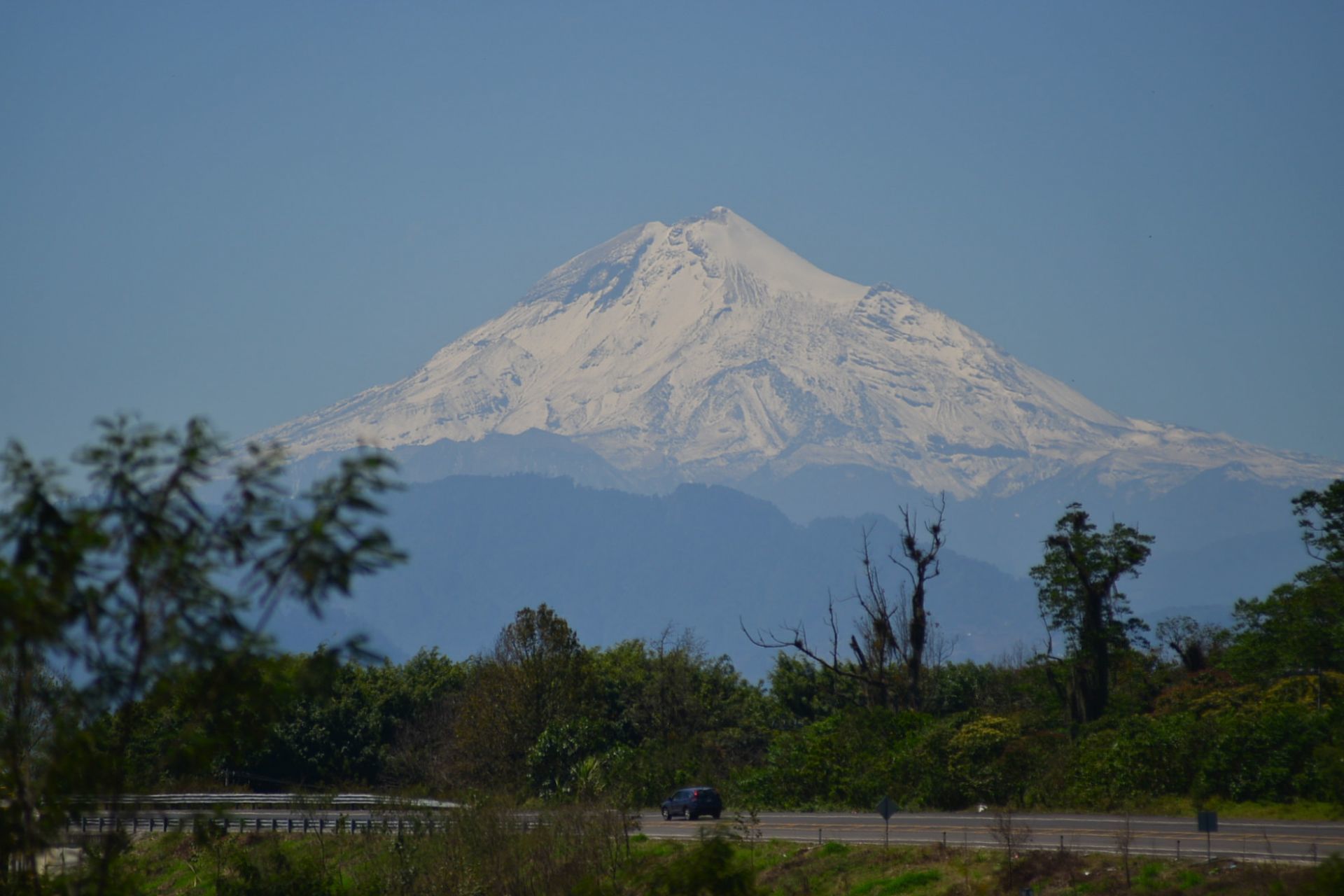 Vista del "Citlaltépetl" o Pico de Orizaba desde la carretera Xalapa-Coatepec en Veracruz. (FOTO: ALBERTO ROA /CUARTOSCURO.COM)