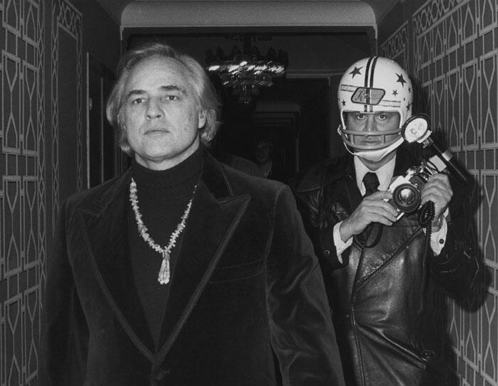 El Brando irascible de los '70: Ron Galella, un papparazzi al que le voló cinco dientes de un puñetazo, volvió a encararlo con un casco de fútbol americano para protegerse Foto: @JotDownSpain