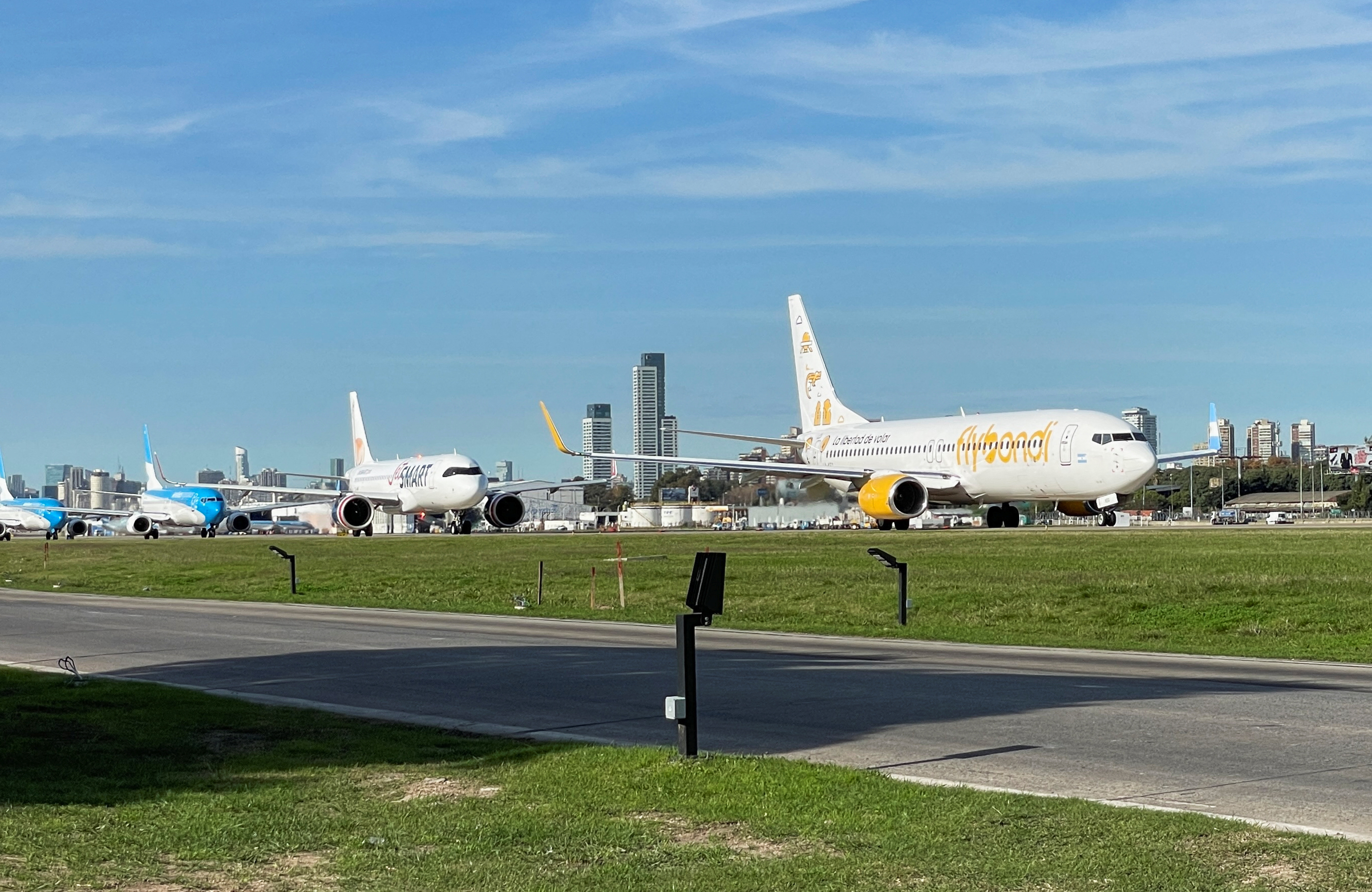¿Avión o colectivo?: cuánto cuestan los pasajes a los principales destinos del país y qué conviene más